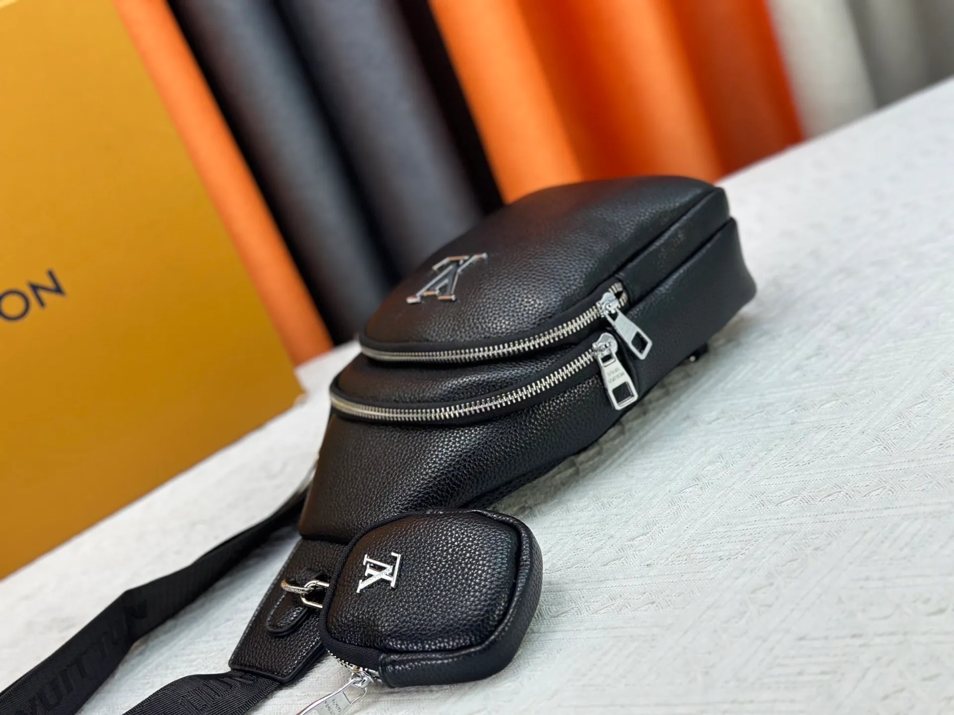 P320 latest style＜LV＞men's chest bag💯hot shipment❗️(actual photo taken📷no added effects) original imported first-layer cowhide👍soft and comfortable leather feel✌️intimately designed headphone cable drilling, using special hardware. original lining💪experienced tailor✂️unique casual high-end style🙌Model: 1057 M46344 Color: black. Size: 30×17×5cm