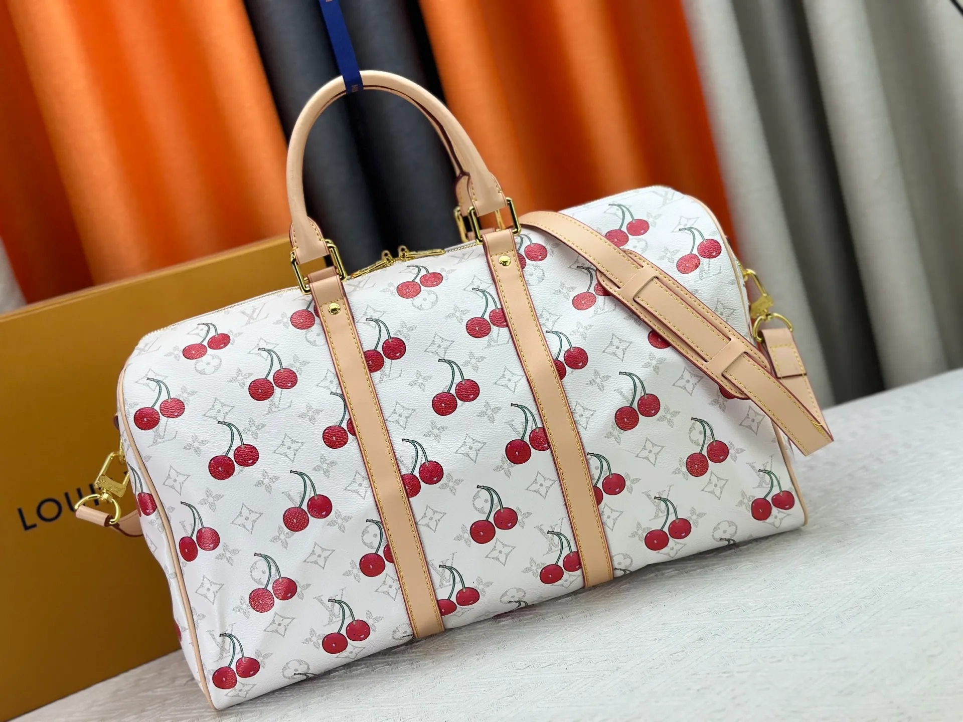 P340 Upgraded original [Keepall Bandoulière 45] M13764 white cherry travel bag has a new look from the Louis Vuitton x Takashi Murakami series. Classic Monogram canvas features a patchwork pattern of sweet cherries and a bold lining that reflects the playful aesthetic of renowned Japanese artist Takashi Murakami. Side straps, top handles and adjustable shoulder straps reveal the natural color of the leather, while dazzling hardware completes the look. Dimensions: 27 x 20 x 45 cm