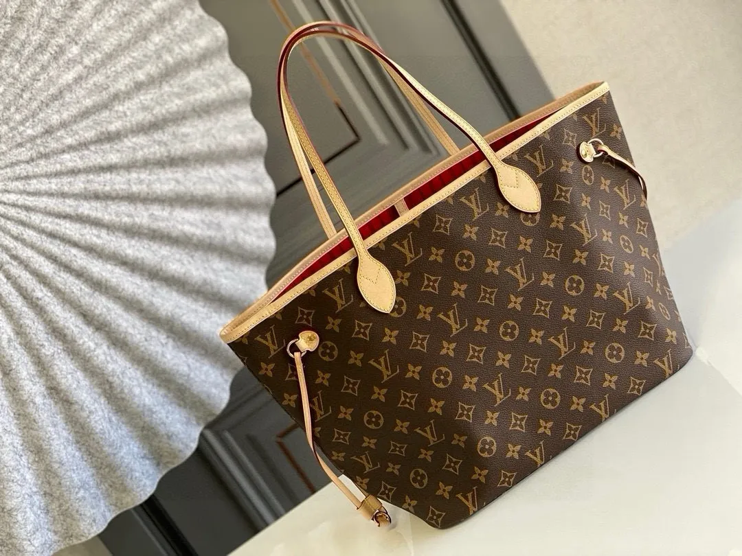 💰760 (medium steel nails) top original order M41177 NEVERFULL medium handbag Neverfull classic handbag, explore the exquisite details inside the bag. The redesigned interior pockets feature a fresh fabric lining, especially the detachable zippered clutch, which can be used alone as a sophisticated clutch or as an additional pocket. Bright lining tones add a more lively feel to Monogram's classic canvas. Detailed features 31 x 28 x 14 cm (Length x Height x Width) Redesigned interior pocket with details inspired by the Louis Vuitton archives Pocket lined with linen fabric Removable zipped clutch with tonal interior pocket Natural cowhide leather trim Shiny gold-tone hardware Handles: Double handle