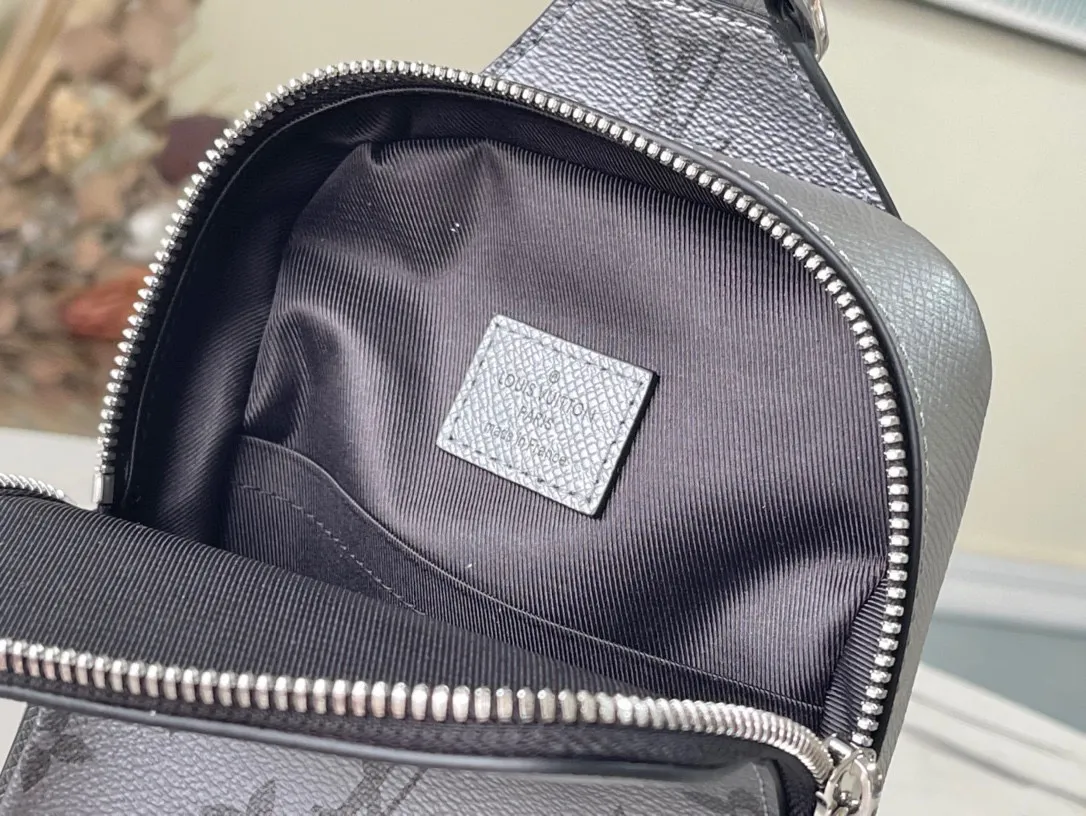 💰700 (top-grain leather) Top-quality original M30833 Taigarama series Outdoor shoulder bag is made of Taïga leather and Monogram canvas, making it easy to carry mobile phones, keys, headphones, credit cards, etc. The adjustable shoulder strap makes it easy to carry on the left or right shoulder. Dimensions: 13 x 21 x 5 cm