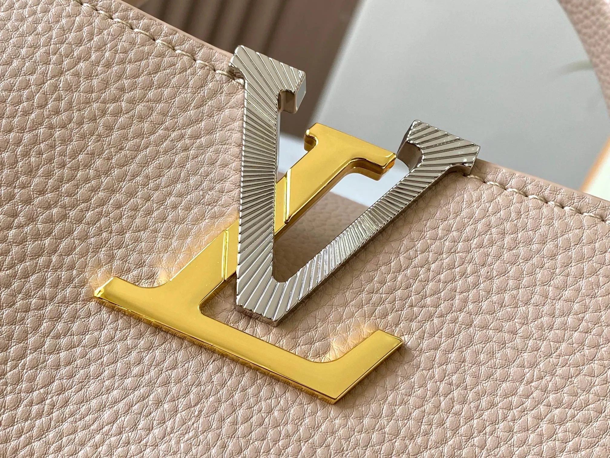 P500 [Guangzhou top quality original version] M26532 apricot color. This modern version of Capucines BB is made of timeless Taurillon leather and equipped with a jewelry-inspired Infinity chain. The bag is decorated with double galvanized metal parts, including the iconic Monogram floral pattern, and the LV Initials logo created with sunburst technology, creating a sundial-like light and shadow effect. The bag has multiple pockets and a detachable shoulder strap, allowing it to be carried on one shoulder or across the body. 27 x 17.3 x 9 (cm) (length x height x width)