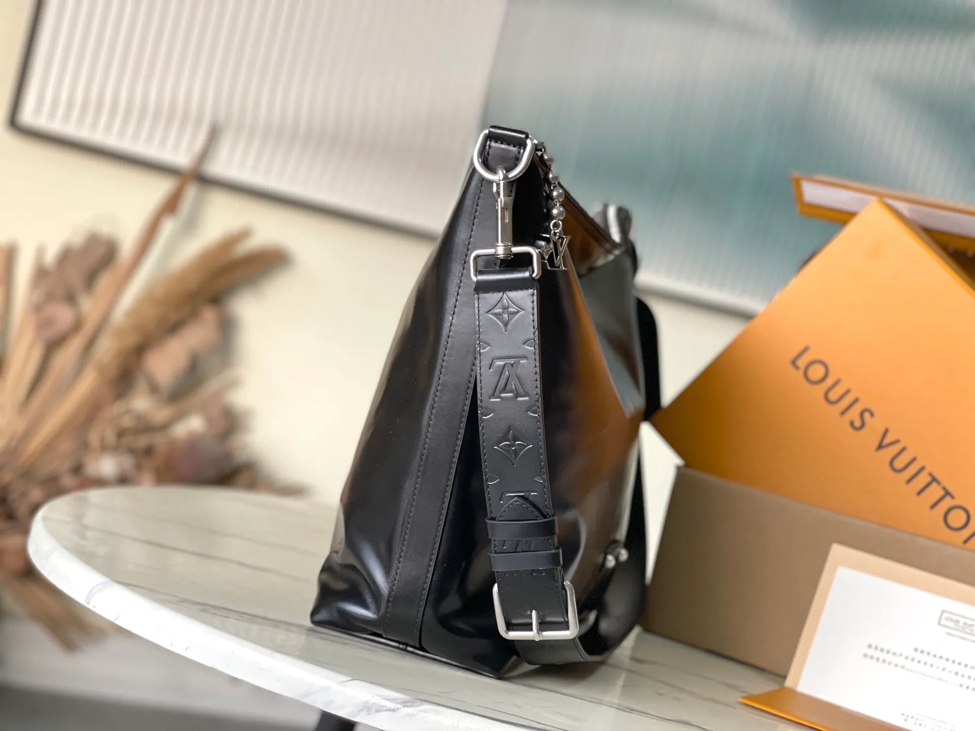 💰1280 (top-grain leather) top original order M13986 This Vagabond Hobo handbag is made of glossy soft cow leather to create an ergonomic and close-fitting silhouette. Whether it is worn cross-body or on the shoulder, it can show its cool style. The metal zipper enables smooth opening and closing, and the bead chain cleverly connects the zipper puller and V letter decoration. Dimensions: 35×12×38 cm