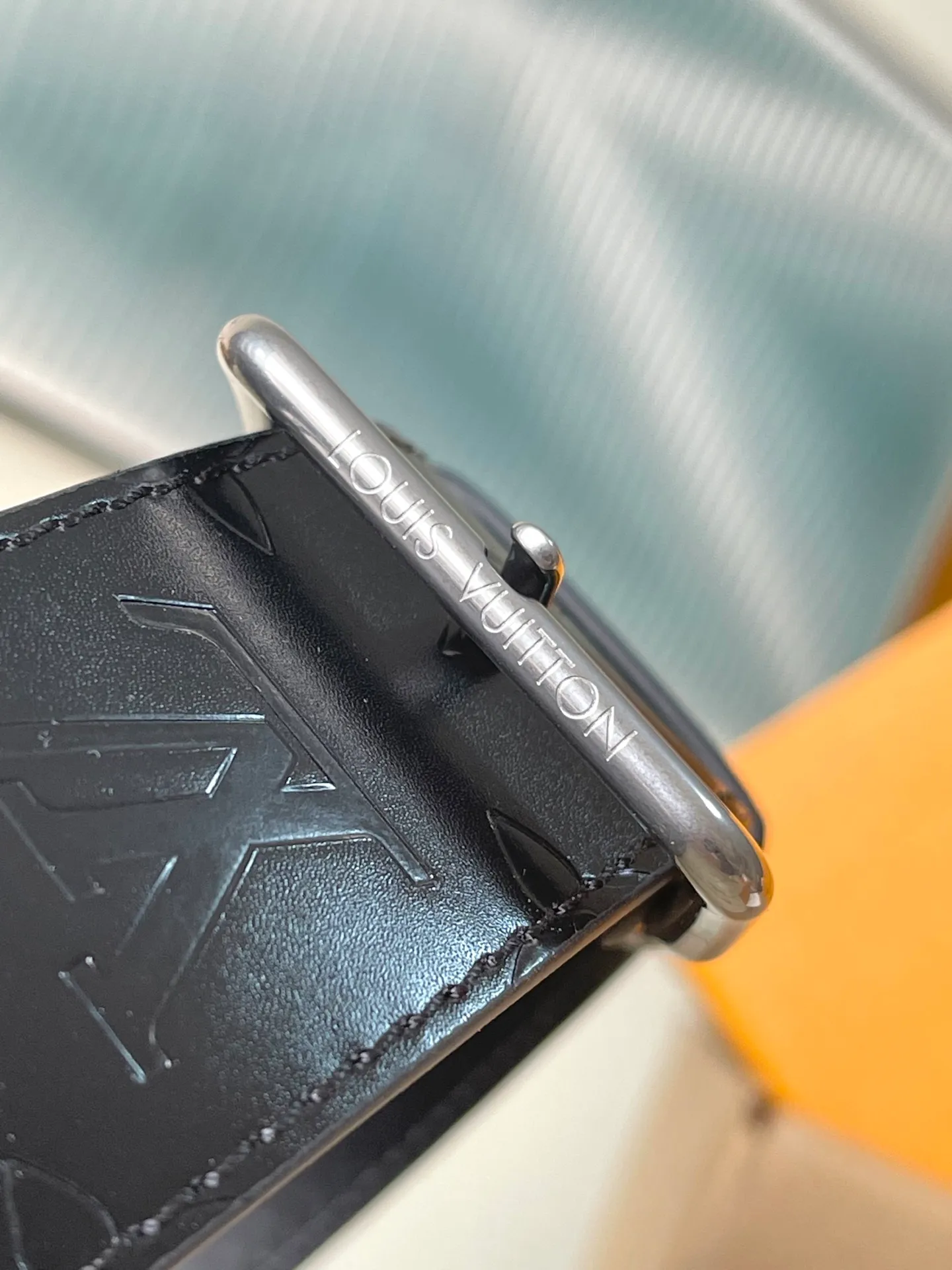 💰1280 (top-grain leather) top original order M13986 This Vagabond Hobo handbag is made of glossy soft cow leather to create an ergonomic and close-fitting silhouette. Whether it is worn cross-body or on the shoulder, it can show its cool style. The metal zipper enables smooth opening and closing, and the bead chain cleverly connects the zipper puller and V letter decoration. Dimensions: 35×12×38 cm