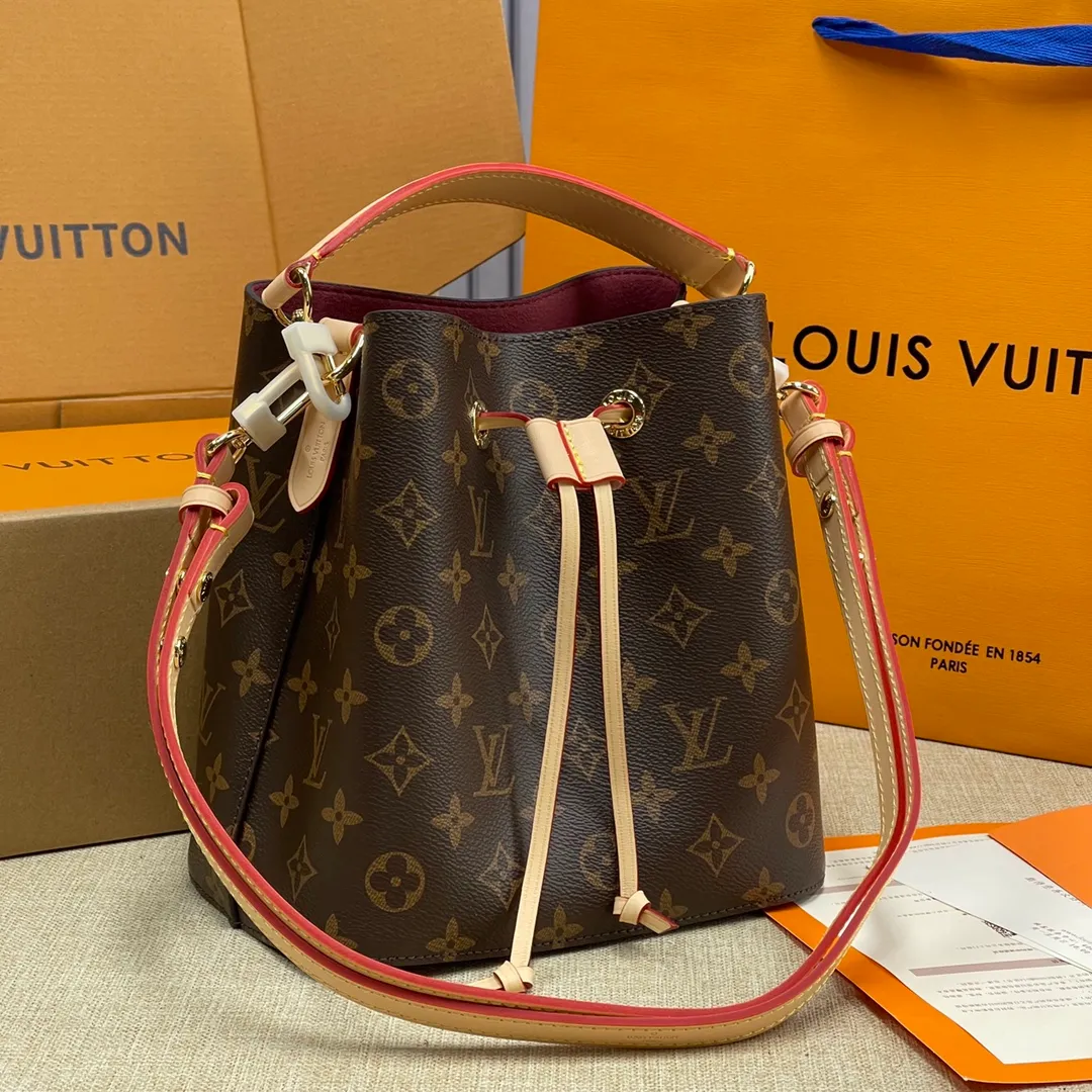 [Upgraded version] P540💰Upgraded version with complete packaging💕The new small bucket is finally here, super Ness😍M46581🐶NÉONOÉ BB handbag. The classic Monogram canvas and distressed leather have created a unique handbag. One of Louis Vuitton's iconic handbags-NéoNoé BB handbag is also included in this list. Item can be styled in a variety of ways with removable handles and removable and adjustable straps Dimensions: 20 x 20 x 13 cm