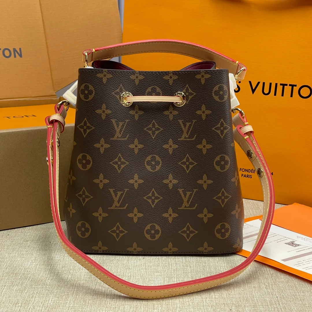 [Upgraded version] P540💰Upgraded version with complete packaging💕The new small bucket is finally here, super Ness😍M46581🐶NÉONOÉ BB handbag. The classic Monogram canvas and distressed leather have created a unique handbag. One of Louis Vuitton's iconic handbags-NéoNoé BB handbag is also included in this list. Item can be styled in a variety of ways with removable handles and removable and adjustable straps Dimensions: 20 x 20 x 13 cm