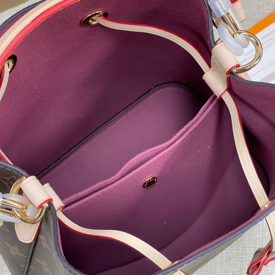 [Upgraded version] P540💰Upgraded version with complete packaging💕The new small bucket is finally here, super Ness😍M46581🐶NÉONOÉ BB handbag. The classic Monogram canvas and distressed leather have created a unique handbag. One of Louis Vuitton's iconic handbags-NéoNoé BB handbag is also included in this list. Item can be styled in a variety of ways with removable handles and removable and adjustable straps Dimensions: 20 x 20 x 13 cm