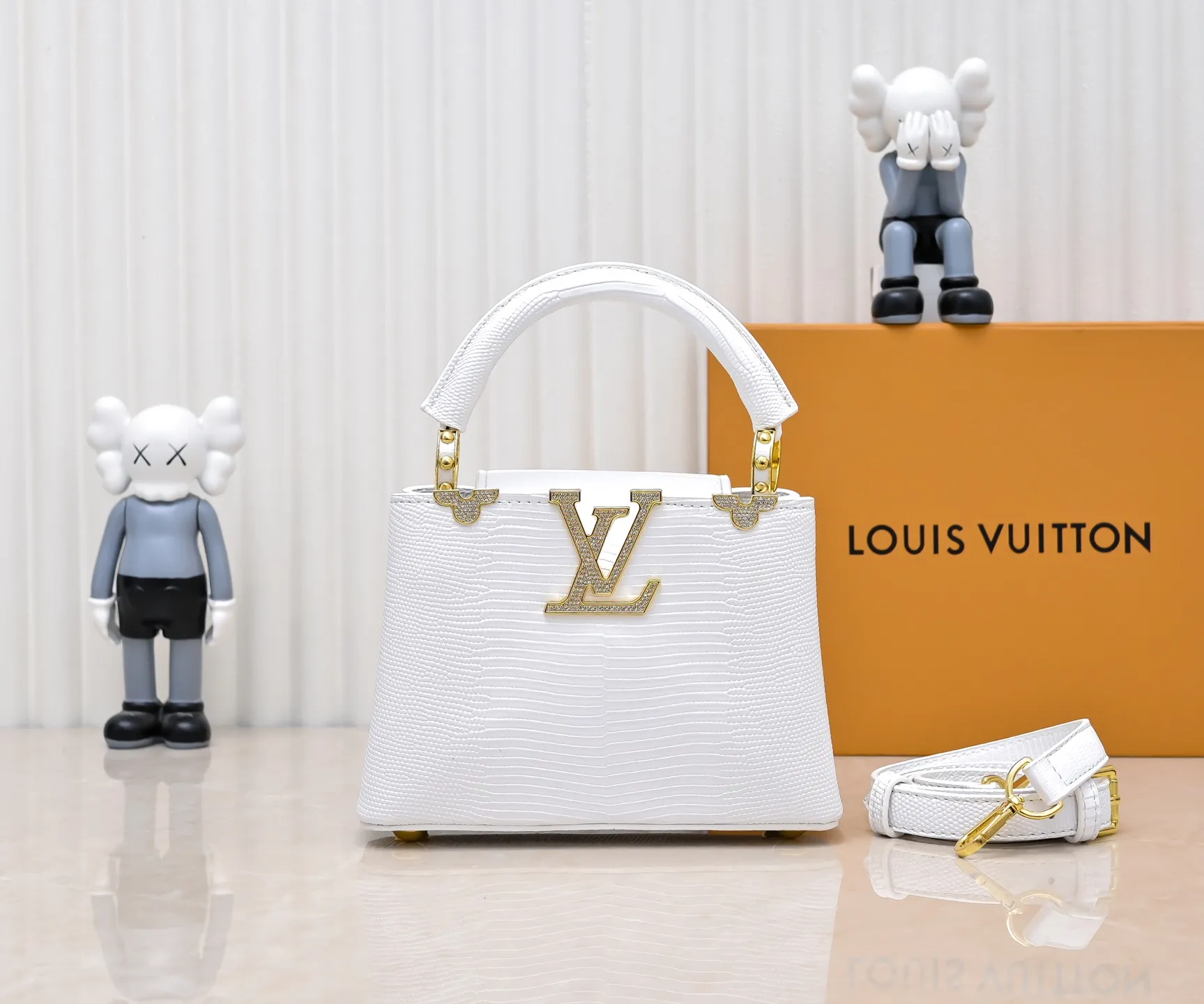 Top original P420 Guangzhou product M12296 white lizard leather with gold diamond corolla🔺This Capucines mini handbag is wrapped in gorgeous lizard leather and lined with delicate sheepskin, embellished with dazzling metal parts. The flip cover reads LV letters inside, and a Monogram flower blooms when turned out. Its compact size makes it a dazzling choice for evening occasions. Detailed features 21 x 14 x 8 cm (length x height x width