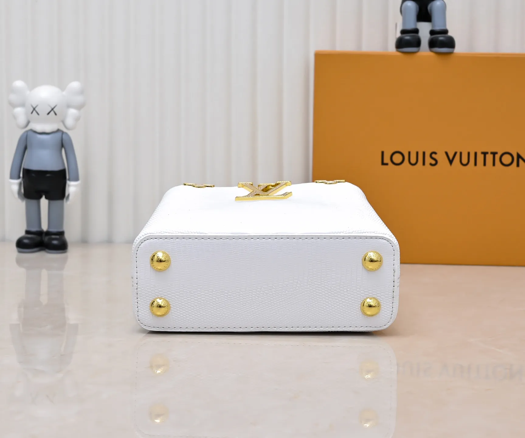 Top original P420 Guangzhou product M12296 white lizard leather with gold diamond corolla🔺This Capucines mini handbag is wrapped in gorgeous lizard leather and lined with delicate sheepskin, embellished with dazzling metal parts. The flip cover reads LV letters inside, and a Monogram flower blooms when turned out. Its compact size makes it a dazzling choice for evening occasions. Detailed features 21 x 14 x 8 cm (length x height x width