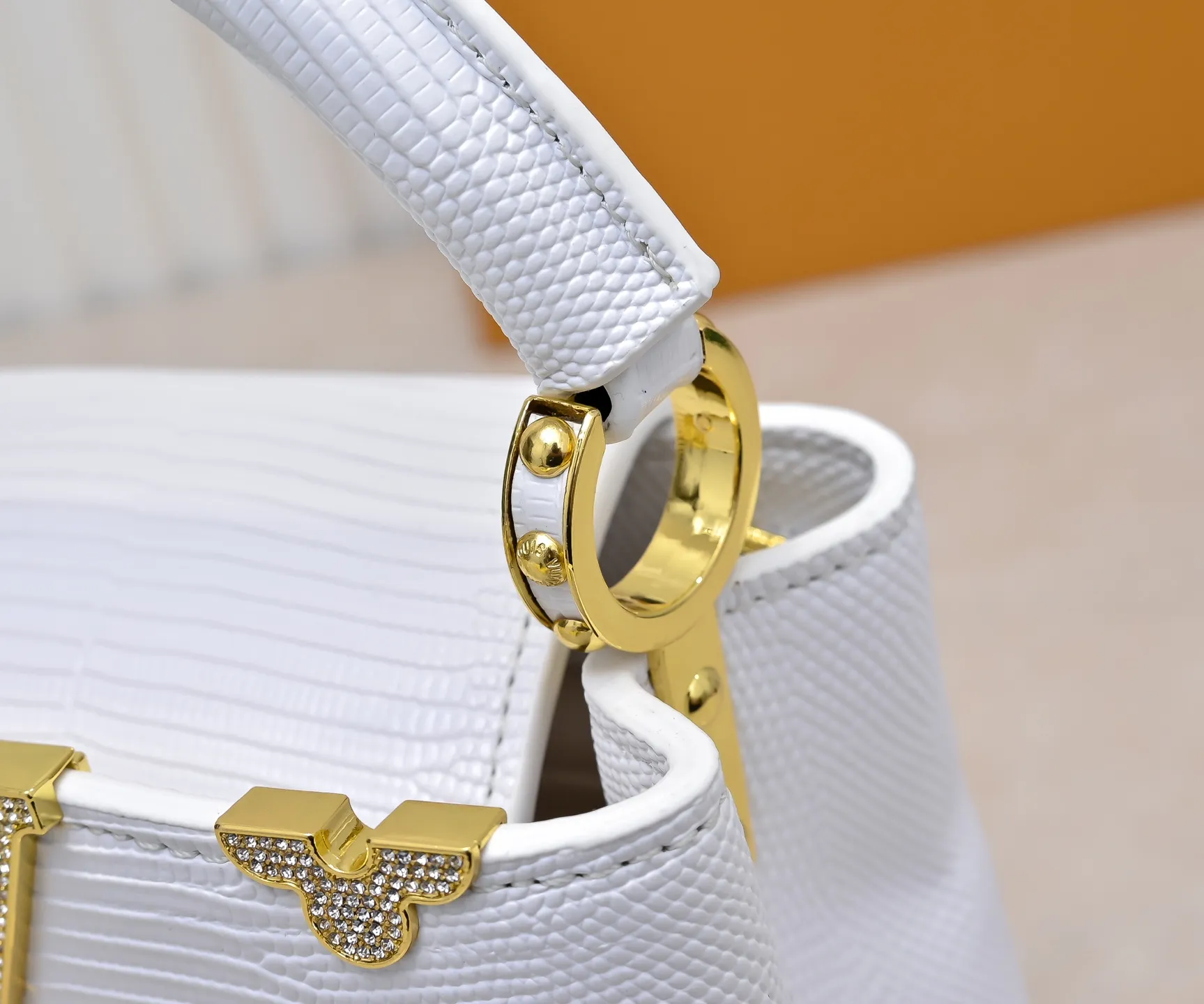 Top original P420 Guangzhou product M12296 white lizard leather with gold diamond corolla🔺This Capucines mini handbag is wrapped in gorgeous lizard leather and lined with delicate sheepskin, embellished with dazzling metal parts. The flip cover reads LV letters inside, and a Monogram flower blooms when turned out. Its compact size makes it a dazzling choice for evening occasions. Detailed features 21 x 14 x 8 cm (length x height x width