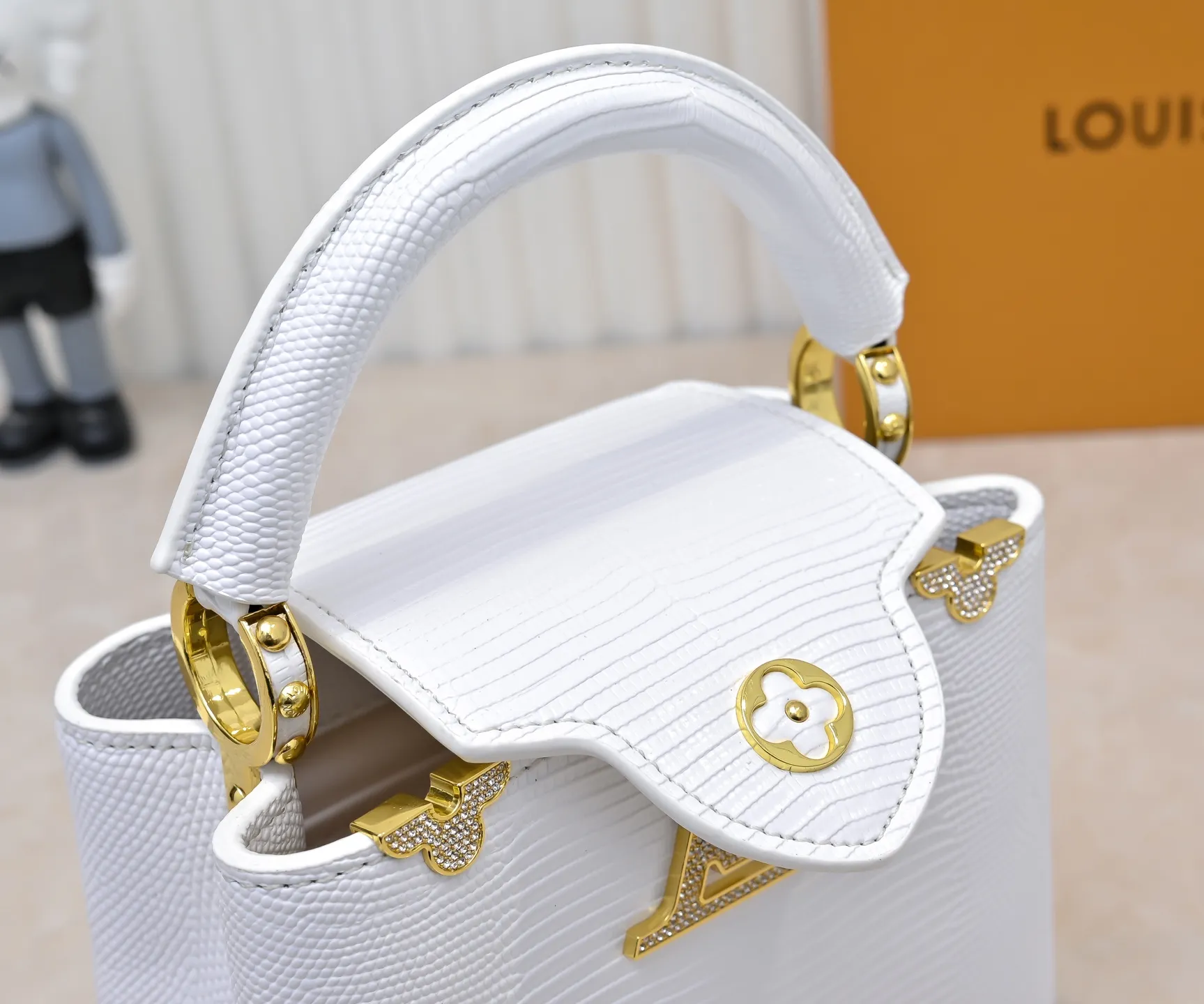 Top original P420 Guangzhou product M12296 white lizard leather with gold diamond corolla🔺This Capucines mini handbag is wrapped in gorgeous lizard leather and lined with delicate sheepskin, embellished with dazzling metal parts. The flip cover reads LV letters inside, and a Monogram flower blooms when turned out. Its compact size makes it a dazzling choice for evening occasions. Detailed features 21 x 14 x 8 cm (length x height x width