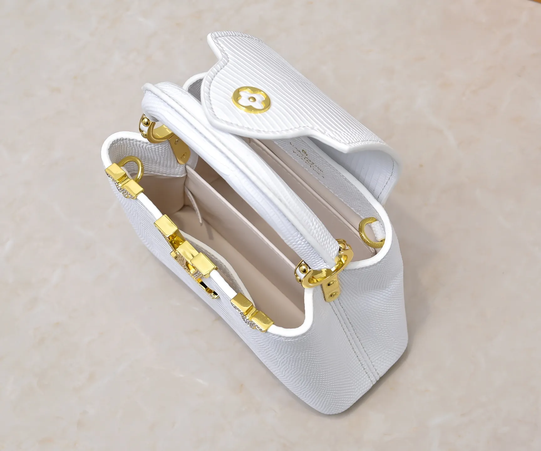 Top original P420 Guangzhou product M12296 white lizard leather with gold diamond corolla🔺This Capucines mini handbag is wrapped in gorgeous lizard leather and lined with delicate sheepskin, embellished with dazzling metal parts. The flip cover reads LV letters inside, and a Monogram flower blooms when turned out. Its compact size makes it a dazzling choice for evening occasions. Detailed features 21 x 14 x 8 cm (length x height x width