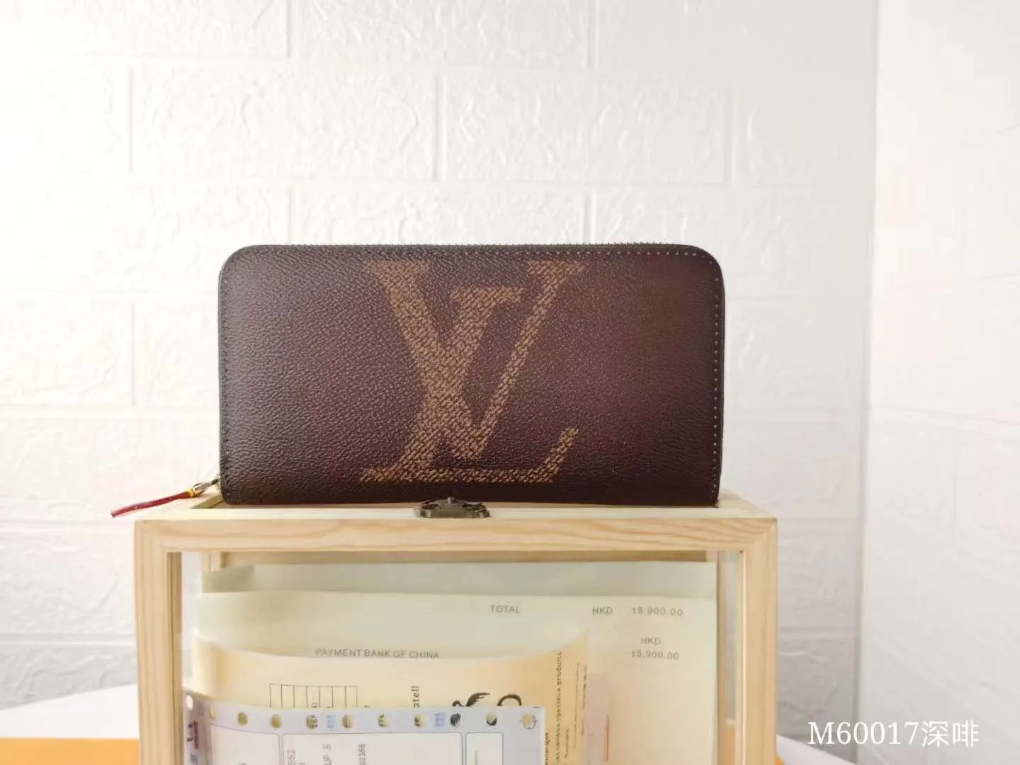 P140M60017 Light Brown Large Characters Dark Brown Large Characters ZIppy Zipper Wallet Printed canvas zipper coin purse, the large LV letters and Monogram floral pattern are particularly eye-catching. The compact zipper wallet is one of the classic designs. This wallet can hold banknotes, credit cards, small change, IDs, etc. Size 19x10cm.