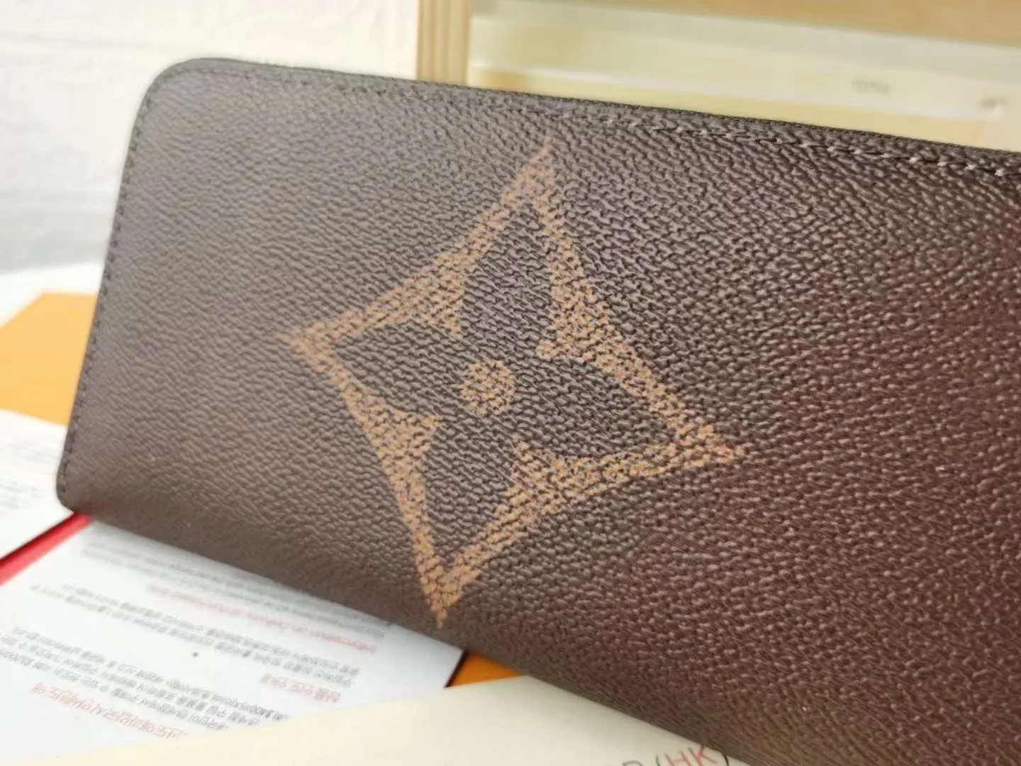 P140M60017 Light Brown Large Characters Dark Brown Large Characters ZIppy Zipper Wallet Printed canvas zipper coin purse, the large LV letters and Monogram floral pattern are particularly eye-catching. The compact zipper wallet is one of the classic designs. This wallet can hold banknotes, credit cards, small change, IDs, etc. Size 19x10cm.