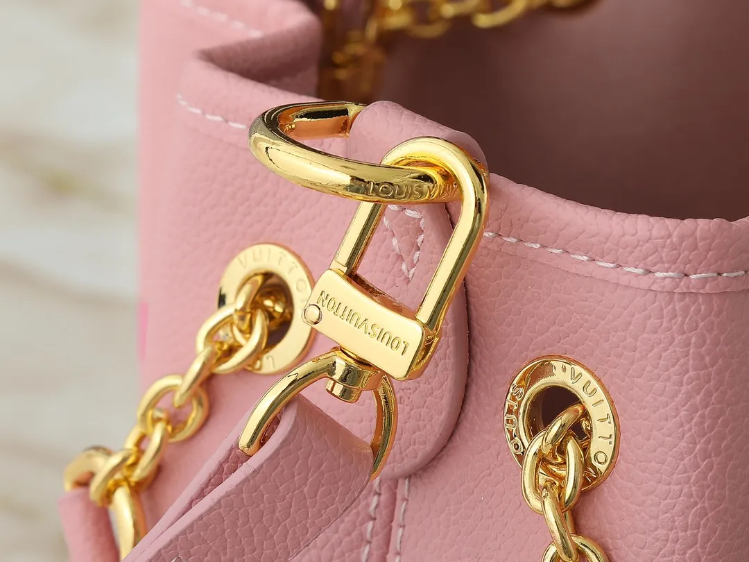 💰260💰Upgraded original version ✨M11283 M25453 M47209 M46545 M46492 This Summer Bundle handbag is from the Dégradé series. The new drawstring design adds a summer atmosphere. The Monogram Empreinte embossed leather bag features a gradient tone to brighten any seasonal look. The double handles and detachable cross-body strap provide a variety of stylish carrying options, making it a great companion for travel day and night. Detailed features: 28 x 20 x 11.5 (Length x Height x Width)