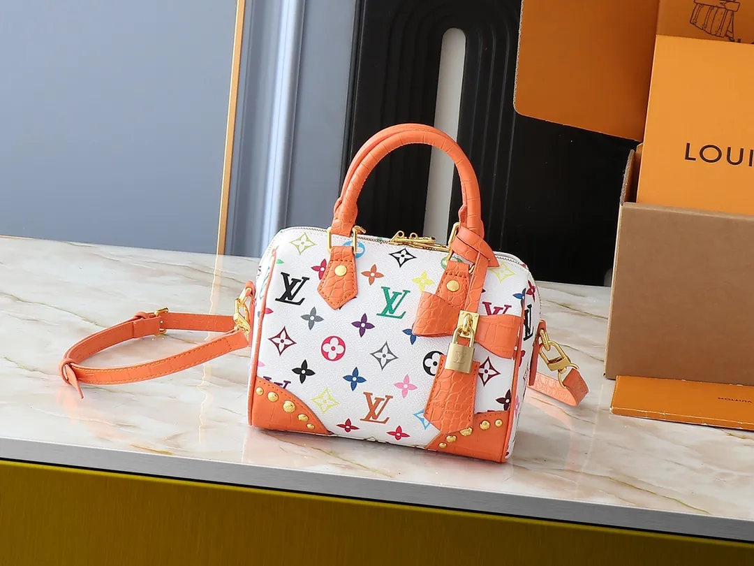 💰280💰Upgraded original crocodile pattern M58953 M46234 M46222 Speedy Bandoulière 20 handbag is made of soft coated canvas, and the full-length Monogram pattern is traced in colorful rainbow tones, highlighting the smart style of the Louis Vuitton x Murakami reissue series. The Toron handle and detachable shoulder strap are constructed of cow leather, the metal corners recall classic luggage elements, and the bow-shaped key bag and padlock add brand touches. Dimensions: 20.5 x 13.5 x 12.0 cm (length x height x width)