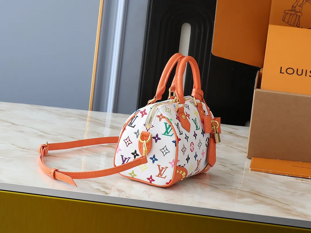 💰280💰Upgraded original crocodile pattern M58953 M46234 M46222 Speedy Bandoulière 20 handbag is made of soft coated canvas, and the full-length Monogram pattern is traced in colorful rainbow tones, highlighting the smart style of the Louis Vuitton x Murakami reissue series. The Toron handle and detachable shoulder strap are constructed of cow leather, the metal corners recall classic luggage elements, and the bow-shaped key bag and padlock add brand touches. Dimensions: 20.5 x 13.5 x 12.0 cm (length x height x width)