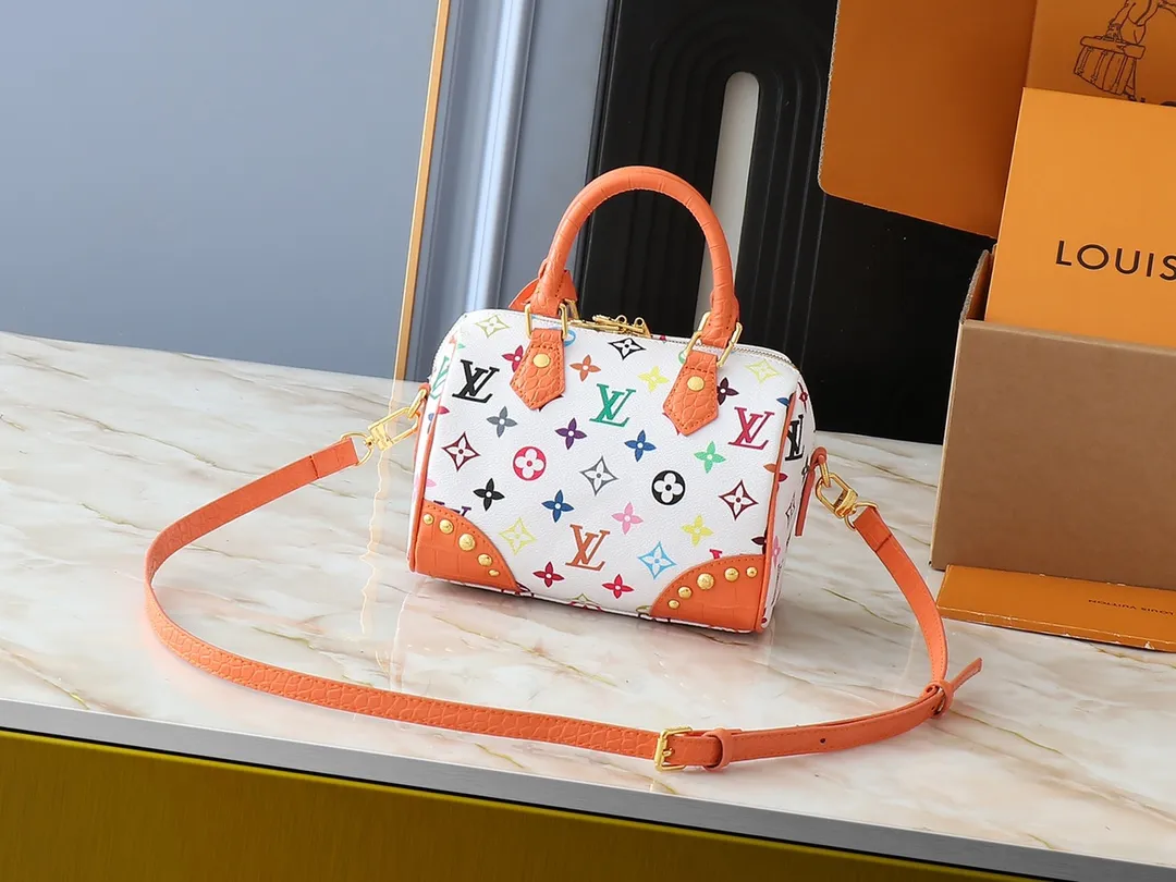 💰280💰Upgraded original crocodile pattern M58953 M46234 M46222 Speedy Bandoulière 20 handbag is made of soft coated canvas, and the full-length Monogram pattern is traced in colorful rainbow tones, highlighting the smart style of the Louis Vuitton x Murakami reissue series. The Toron handle and detachable shoulder strap are constructed of cow leather, the metal corners recall classic luggage elements, and the bow-shaped key bag and padlock add brand touches. Dimensions: 20.5 x 13.5 x 12.0 cm (length x height x width)