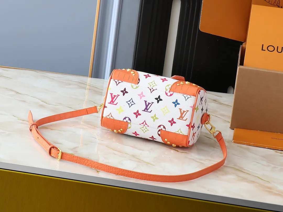 💰280💰Upgraded original crocodile pattern M58953 M46234 M46222 Speedy Bandoulière 20 handbag is made of soft coated canvas, and the full-length Monogram pattern is traced in colorful rainbow tones, highlighting the smart style of the Louis Vuitton x Murakami reissue series. The Toron handle and detachable shoulder strap are constructed of cow leather, the metal corners recall classic luggage elements, and the bow-shaped key bag and padlock add brand touches. Dimensions: 20.5 x 13.5 x 12.0 cm (length x height x width)
