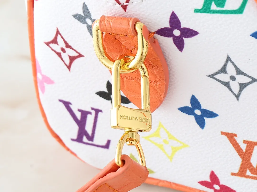 💰280💰Upgraded original crocodile pattern M58953 M46234 M46222 Speedy Bandoulière 20 handbag is made of soft coated canvas, and the full-length Monogram pattern is traced in colorful rainbow tones, highlighting the smart style of the Louis Vuitton x Murakami reissue series. The Toron handle and detachable shoulder strap are constructed of cow leather, the metal corners recall classic luggage elements, and the bow-shaped key bag and padlock add brand touches. Dimensions: 20.5 x 13.5 x 12.0 cm (length x height x width)