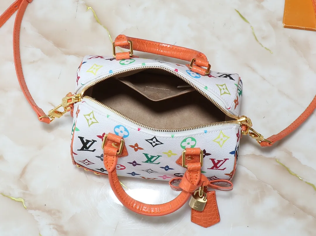 💰280💰Upgraded original crocodile pattern M58953 M46234 M46222 Speedy Bandoulière 20 handbag is made of soft coated canvas, and the full-length Monogram pattern is traced in colorful rainbow tones, highlighting the smart style of the Louis Vuitton x Murakami reissue series. The Toron handle and detachable shoulder strap are constructed of cow leather, the metal corners recall classic luggage elements, and the bow-shaped key bag and padlock add brand touches. Dimensions: 20.5 x 13.5 x 12.0 cm (length x height x width)