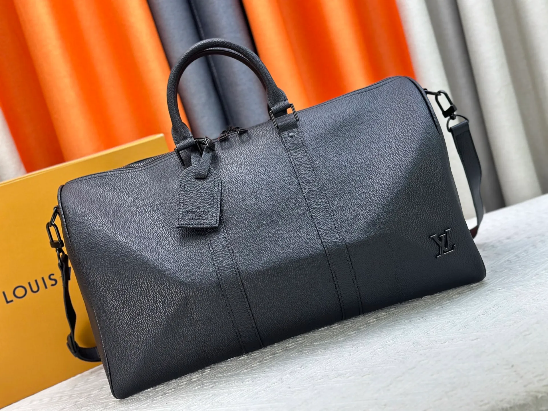 P380 M26118 M25900 M41416 Business full leather pebbled travel bag KEEPALL BANDOULIère 50 travel bag This Keepall Bandoulière 50 travel bag is made of waxed cow leather and fabric lining, making it a great choice for weekend travel. The soft, fine-grained leather and LV monogram add gentle elegance, while the top handle and detachable and adjustable shoulder strap allow for a variety of carrying options. Dimensions: 29 x 23 x 50 cm (height x width x length)