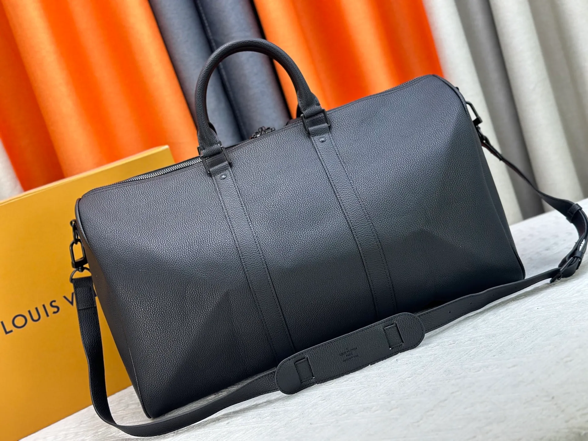 P380 M26118 M25900 M41416 Business full leather pebbled travel bag KEEPALL BANDOULIère 50 travel bag This Keepall Bandoulière 50 travel bag is made of waxed cow leather and fabric lining, making it a great choice for weekend travel. The soft, fine-grained leather and LV monogram add gentle elegance, while the top handle and detachable and adjustable shoulder strap allow for a variety of carrying options. Dimensions: 29 x 23 x 50 cm (height x width x length)