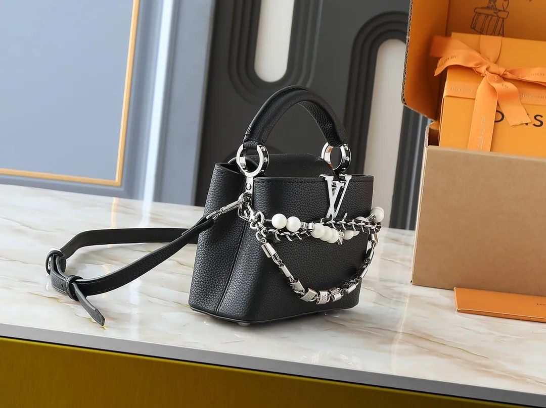 💰400💰Guangzhou goods Upgraded original version M12345 M12346 M12279 M11908 M11906 This Capucines mini handbag is from the Trilogy series. It is made of Taurillon cow leather to create an elegant structure, which can light up the evening look. A sumptuous chain appears with a mini padlock and an enamelled Monogram flower, while the flap opens externally or internally to an interior compartment with a card patch pocket. Dimensions: 21.0 x 13.6 x 8.0 cm (length x height x width)