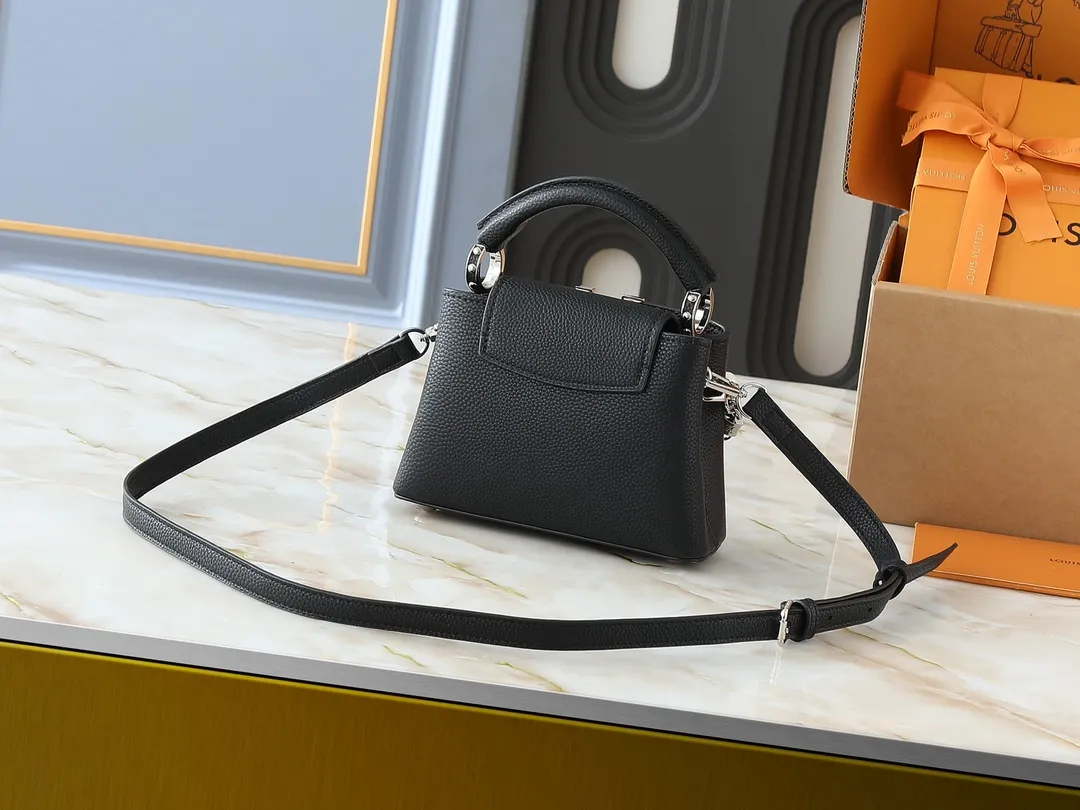 💰400💰Guangzhou goods Upgraded original version M12345 M12346 M12279 M11908 M11906 This Capucines mini handbag is from the Trilogy series. It is made of Taurillon cow leather to create an elegant structure, which can light up the evening look. A sumptuous chain appears with a mini padlock and an enamelled Monogram flower, while the flap opens externally or internally to an interior compartment with a card patch pocket. Dimensions: 21.0 x 13.6 x 8.0 cm (length x height x width)