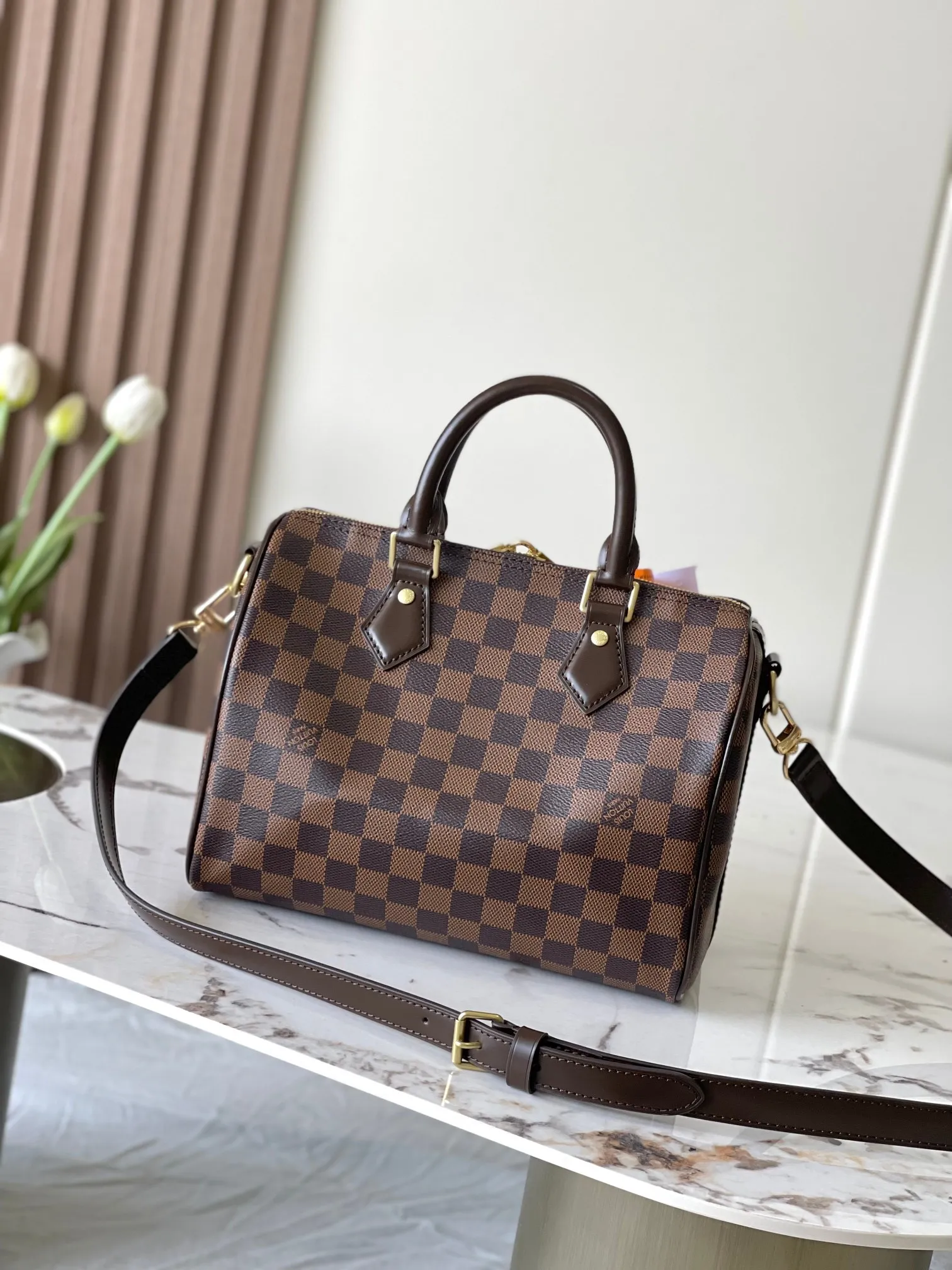 💰760 Top Original Model 41113 Brown Speedy 25 Handbag The Speedy handbag, launched in 1930, was inspired by the travel revolution at that time and fully displays Louis Vuitton's iconic design style. This unique and perfect urban handbag is a fashionable and personalized choice for urban girls. The Speedy 25 bag in Monogram canvas is as elegant as it is practical and durable. 25x19x15cm (length x height x width)