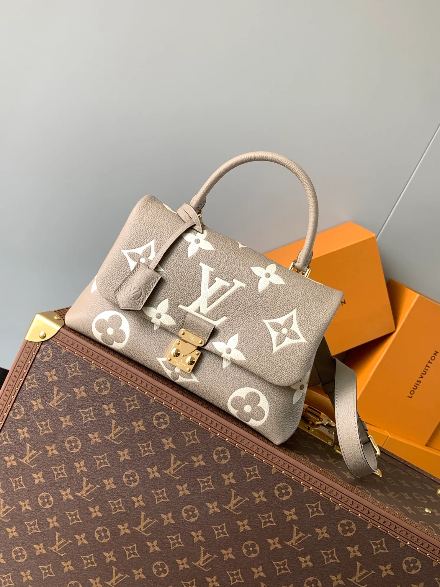 💰1040 (top layer leather) top original order, transcoding chip M46041 gray silk screen large size M45976 large black size M45979 large black silk screen This Madeleine medium handbag is made of Monogram Empreinte cow leather, using embossing and printing processes to present the large Monogram pattern. The classic S-lock buckle and leather key bag highlight the brand's heritage. The ample space, close-fitting structure and multiple carrying methods make it a perfect choice for business or leisure. Dimensions: 30.0 x 19.5 x 11.0 cm (length x height x width)