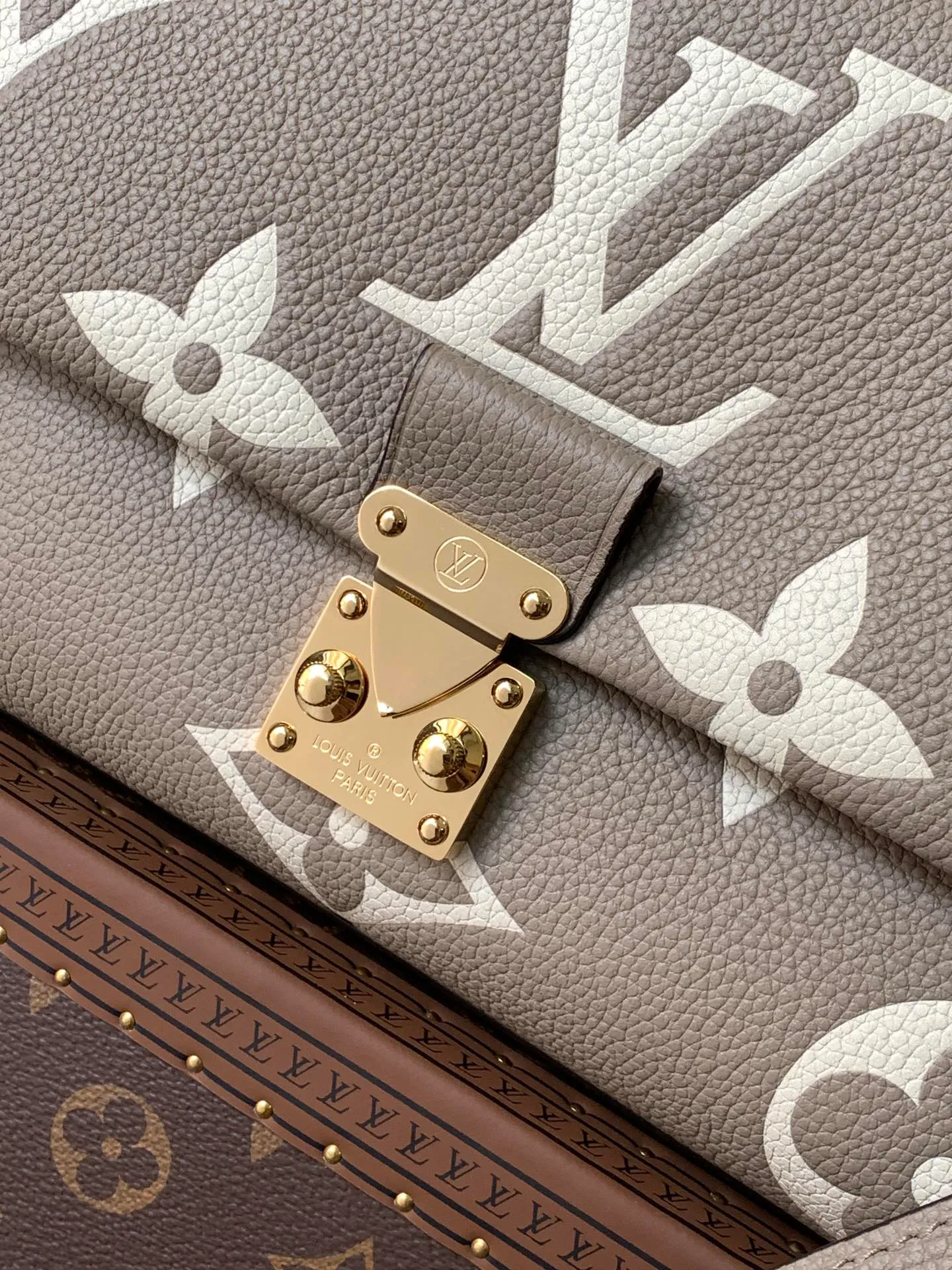 💰1040 (top layer leather) top original order, transcoding chip M46041 gray silk screen large size M45976 large black size M45979 large black silk screen This Madeleine medium handbag is made of Monogram Empreinte cow leather, using embossing and printing processes to present the large Monogram pattern. The classic S-lock buckle and leather key bag highlight the brand's heritage. The ample space, close-fitting structure and multiple carrying methods make it a perfect choice for business or leisure. Dimensions: 30.0 x 19.5 x 11.0 cm (length x height x width)