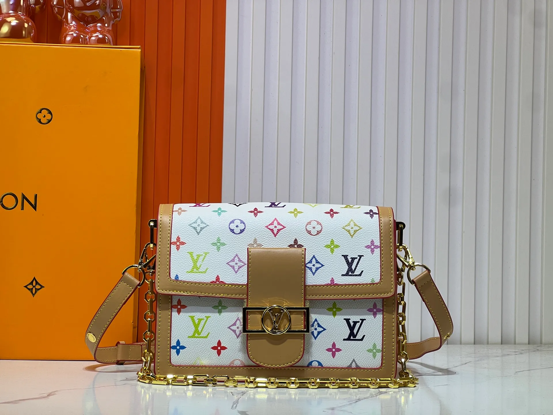 Batch 380💰Murakami Takashi White Tricolor Daphne Upgraded Version💥Louis Vuitton 22025 Early Spring Messenger Bag M43599/44391/44580 color matching latest version shipped Métis The compact shape of the handbag exudes an elegant atmosphere. Presbyopia and cowhide, made of soft Monogram canvas, compact in size and equipped with multiple practical pockets and compartments. Large size:25x19x9cm
