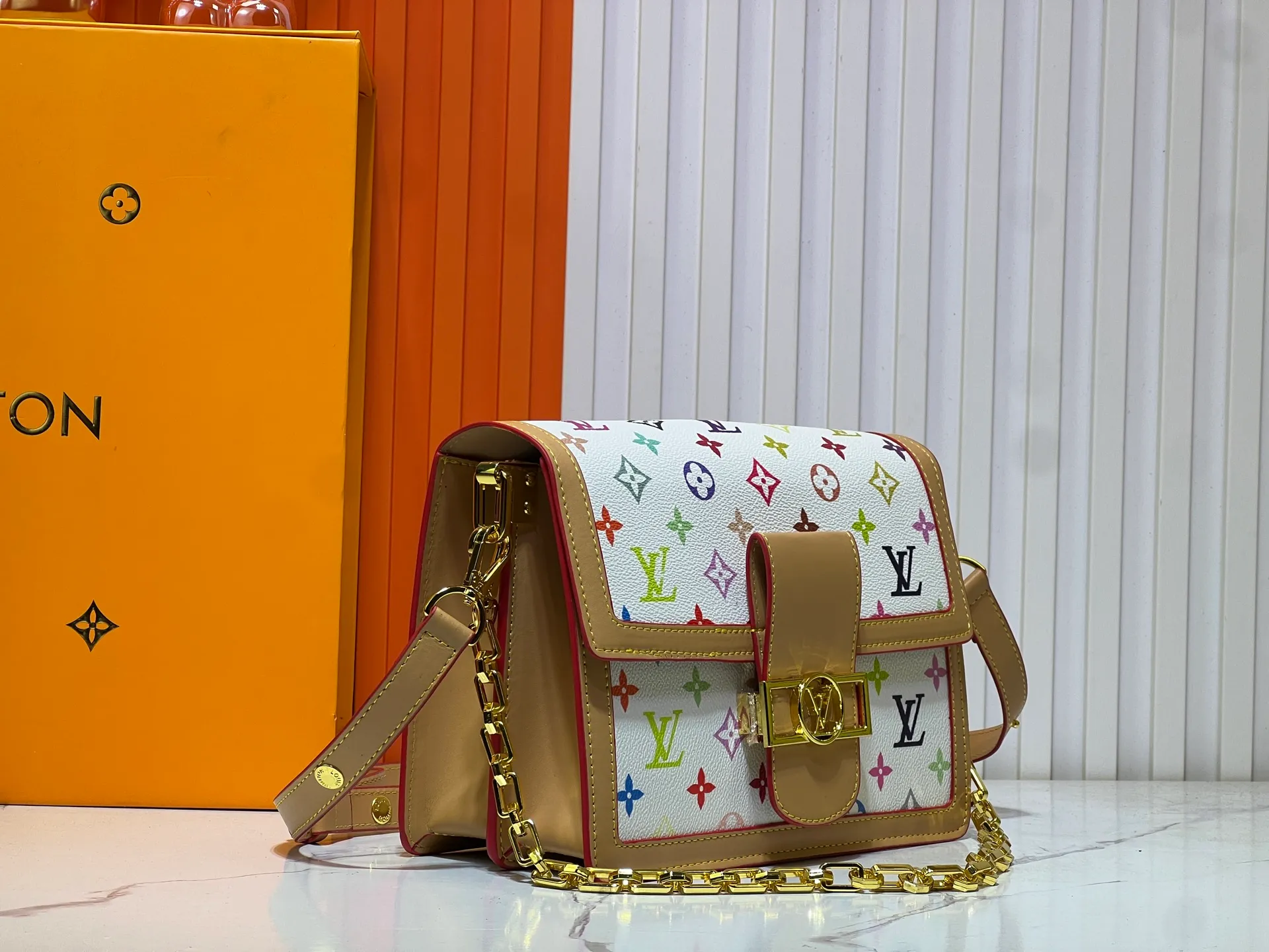 Batch 380💰Murakami Takashi White Tricolor Daphne Upgraded Version💥Louis Vuitton 22025 Early Spring Messenger Bag M43599/44391/44580 color matching latest version shipped Métis The compact shape of the handbag exudes an elegant atmosphere. Presbyopia and cowhide, made of soft Monogram canvas, compact in size and equipped with multiple practical pockets and compartments. Large size:25x19x9cm