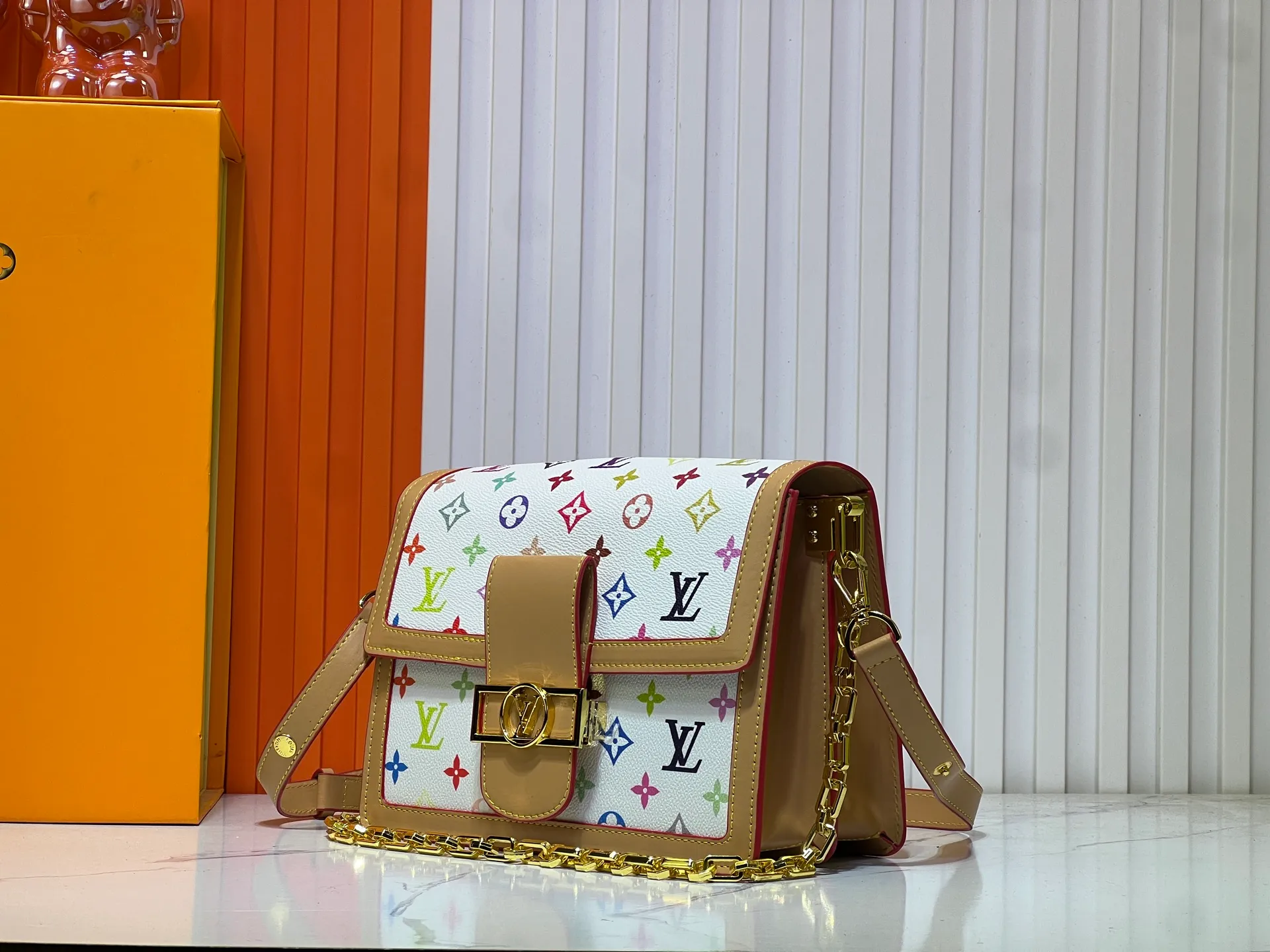 Batch 380💰Murakami Takashi White Tricolor Daphne Upgraded Version💥Louis Vuitton 22025 Early Spring Messenger Bag M43599/44391/44580 color matching latest version shipped Métis The compact shape of the handbag exudes an elegant atmosphere. Presbyopia and cowhide, made of soft Monogram canvas, compact in size and equipped with multiple practical pockets and compartments. Large size:25x19x9cm