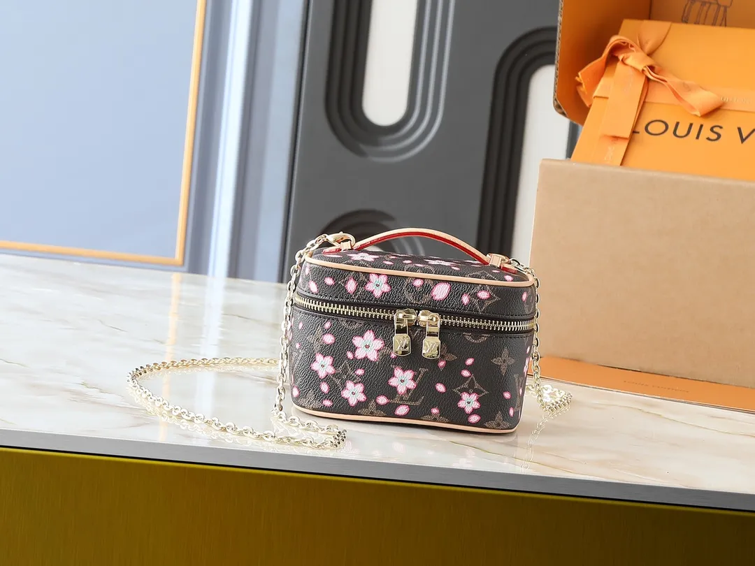 💰240💰Guangzhou goods Upgraded original version🔥Double-sided color-changing leather🔥M44936 M14181 This Nice Nano cosmetic bag is made of Monogram coated canvas, with rounded brushstrokes to condense the box-shaped outline. The Cherry Blossom pattern brings out the joyful atmosphere of the Louis Vuitton x Takashi Murakami replica series, the cowhide leather handle shows exquisite details, and the double zipper closure securely stores all your travel needs. Dimensions: 14.0 x 10.2 x 8.5 cm (length x height x width)