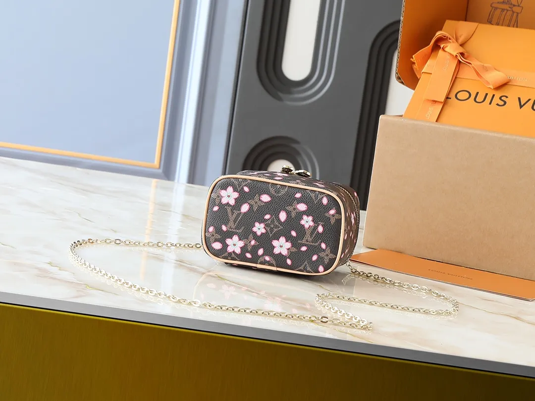 💰240💰Guangzhou goods Upgraded original version🔥Double-sided color-changing leather🔥M44936 M14181 This Nice Nano cosmetic bag is made of Monogram coated canvas, with rounded brushstrokes to condense the box-shaped outline. The Cherry Blossom pattern brings out the joyful atmosphere of the Louis Vuitton x Takashi Murakami replica series, the cowhide leather handle shows exquisite details, and the double zipper closure securely stores all your travel needs. Dimensions: 14.0 x 10.2 x 8.5 cm (length x height x width)
