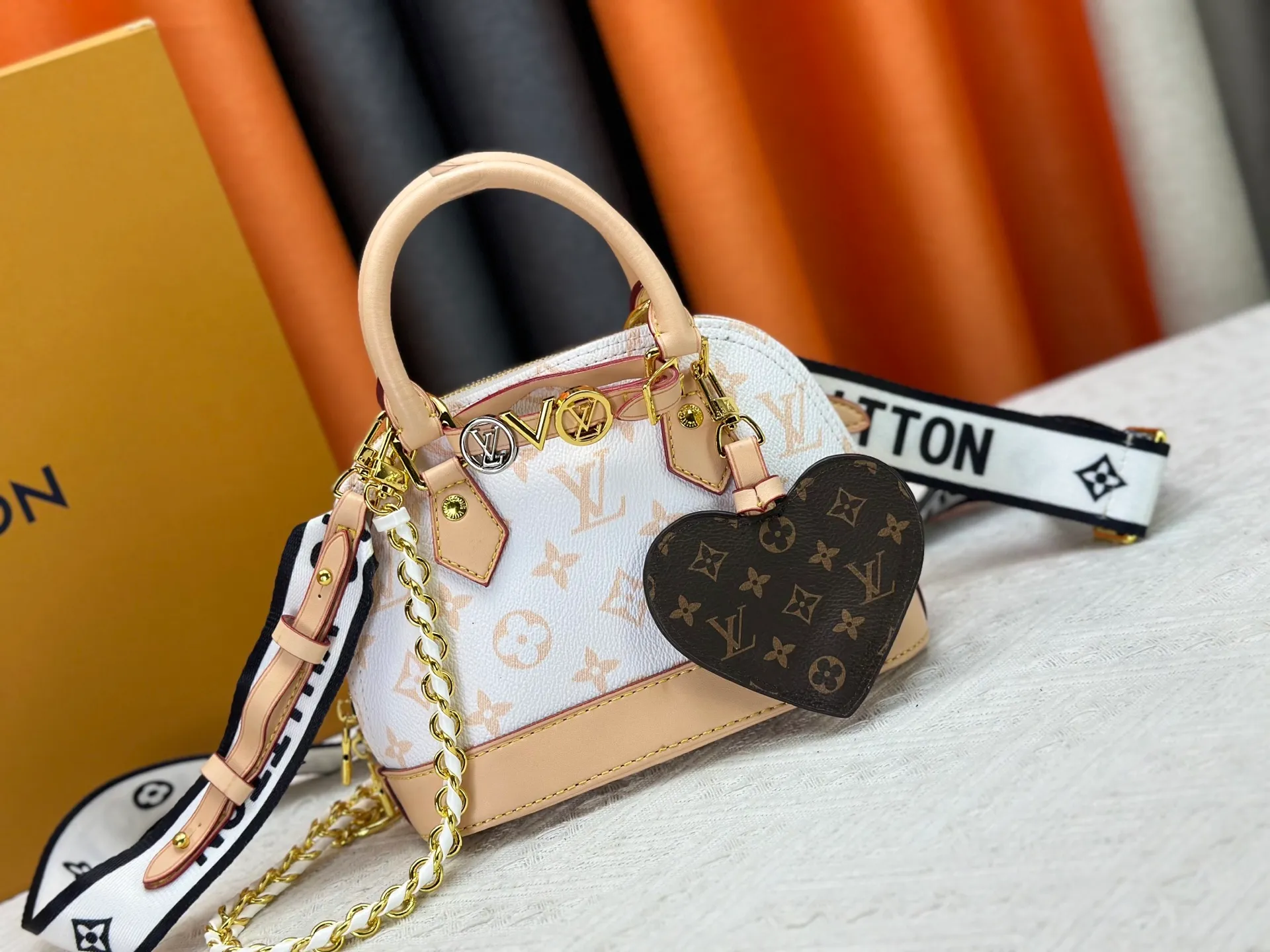 P300 upgraded version [Official latest model] K00015 M25529 M14933 M53152 M13416 M82717 [Alma Mini LV&I] The LV&I series launches this customizable kit, featuring the iconic Alma in an exclusive mini size. Designed to create a personalized handbag that is unique to the wearer, there are seven styles to choose from, available in a range of colors and finishes. Next, choose a strap or chain before choosing add-ons like a mirrored name tag or a functional hair clip. Finally, three sliding charms are included, ranging from the iconic padlock to the colorful Vivienne mascot.  Dimensions: 18 x 12 x 8 cm