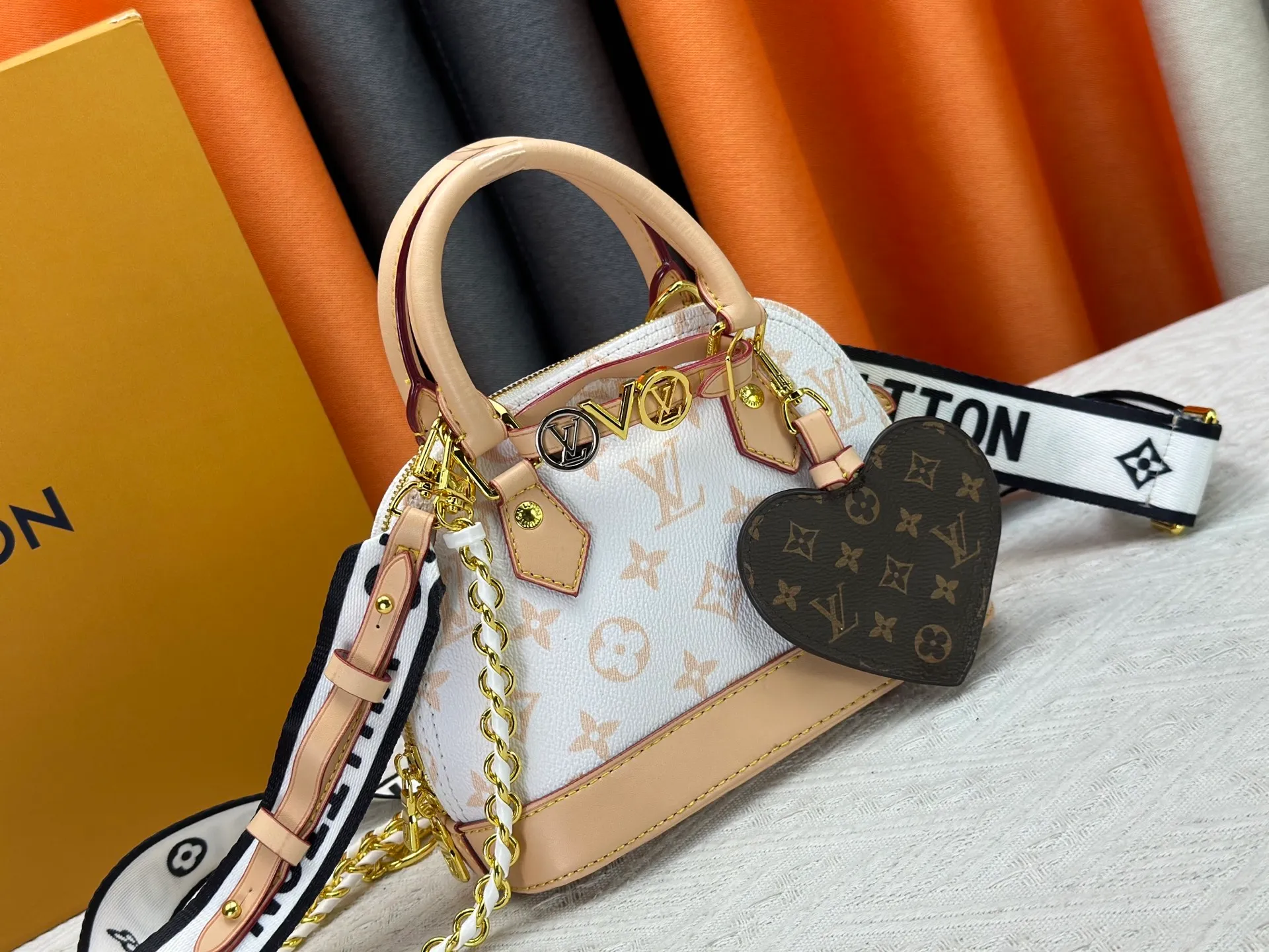 P300 upgraded version [Official latest model] K00015 M25529 M14933 M53152 M13416 M82717 [Alma Mini LV&I] The LV&I series launches this customizable kit, featuring the iconic Alma in an exclusive mini size. Designed to create a personalized handbag that is unique to the wearer, there are seven styles to choose from, available in a range of colors and finishes. Next, choose a strap or chain before choosing add-ons like a mirrored name tag or a functional hair clip. Finally, three sliding charms are included, ranging from the iconic padlock to the colorful Vivienne mascot.  Dimensions: 18 x 12 x 8 cm