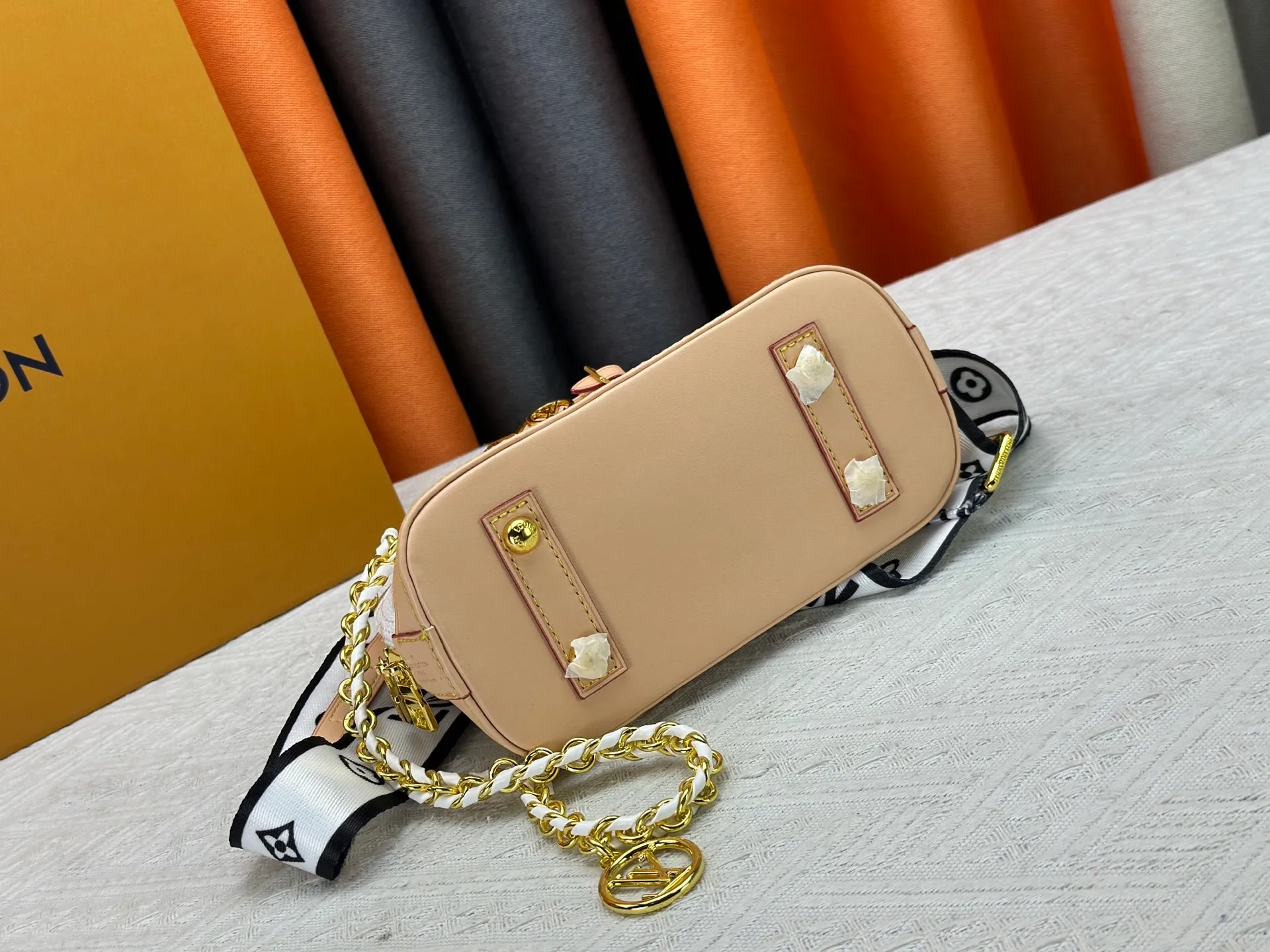 P300 upgraded version [Official latest model] K00015 M25529 M14933 M53152 M13416 M82717 [Alma Mini LV&I] The LV&I series launches this customizable kit, featuring the iconic Alma in an exclusive mini size. Designed to create a personalized handbag that is unique to the wearer, there are seven styles to choose from, available in a range of colors and finishes. Next, choose a strap or chain before choosing add-ons like a mirrored name tag or a functional hair clip. Finally, three sliding charms are included, ranging from the iconic padlock to the colorful Vivienne mascot.  Dimensions: 18 x 12 x 8 cm