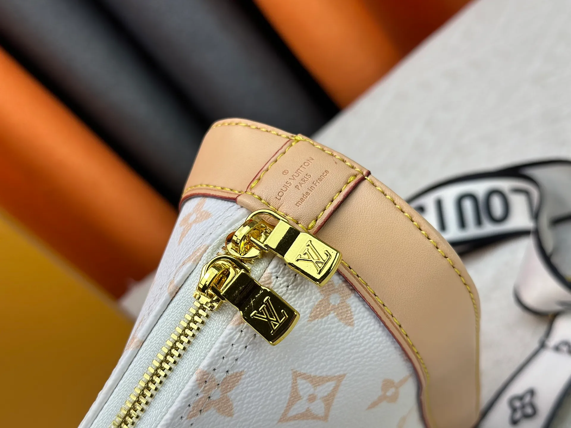 P300 upgraded version [Official latest model] K00015 M25529 M14933 M53152 M13416 M82717 [Alma Mini LV&I] The LV&I series launches this customizable kit, featuring the iconic Alma in an exclusive mini size. Designed to create a personalized handbag that is unique to the wearer, there are seven styles to choose from, available in a range of colors and finishes. Next, choose a strap or chain before choosing add-ons like a mirrored name tag or a functional hair clip. Finally, three sliding charms are included, ranging from the iconic padlock to the colorful Vivienne mascot.  Dimensions: 18 x 12 x 8 cm