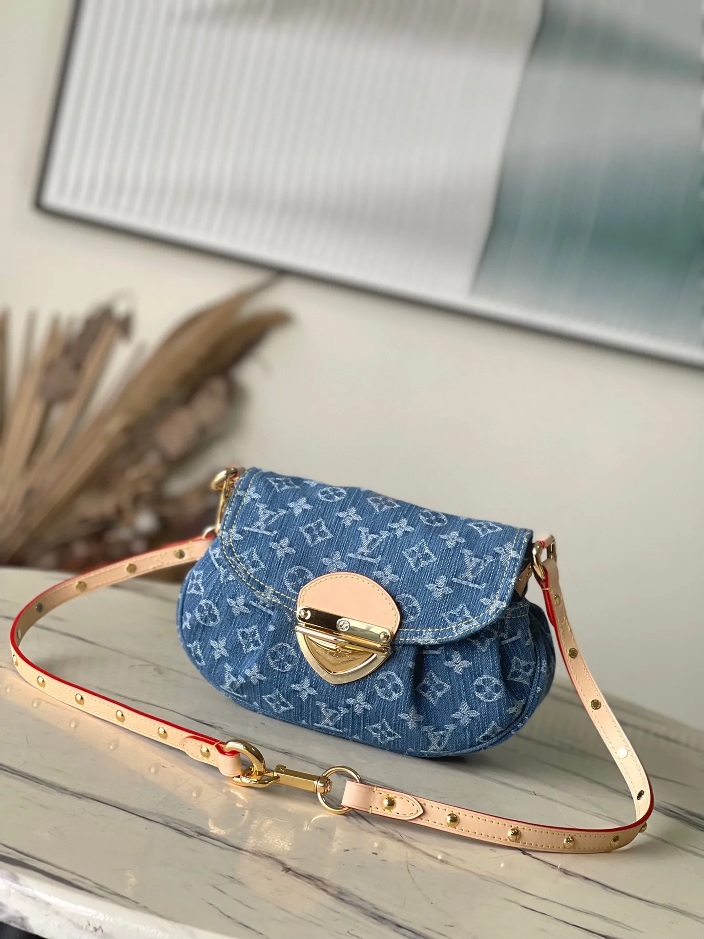 💰1000 top original order M46829 denim Sunset handbag focusing on Monogram Denim canvas. This material is made through multiple processes. The Monogram pattern is woven with cotton yarn certified by the Global Organic Textile Standard and then bleached. The finished product is sand-washed to create a unique look, and branded buckles add an eye-catching touch. Dimensions: 27 x 18 x 3 cm (length x height x width)
