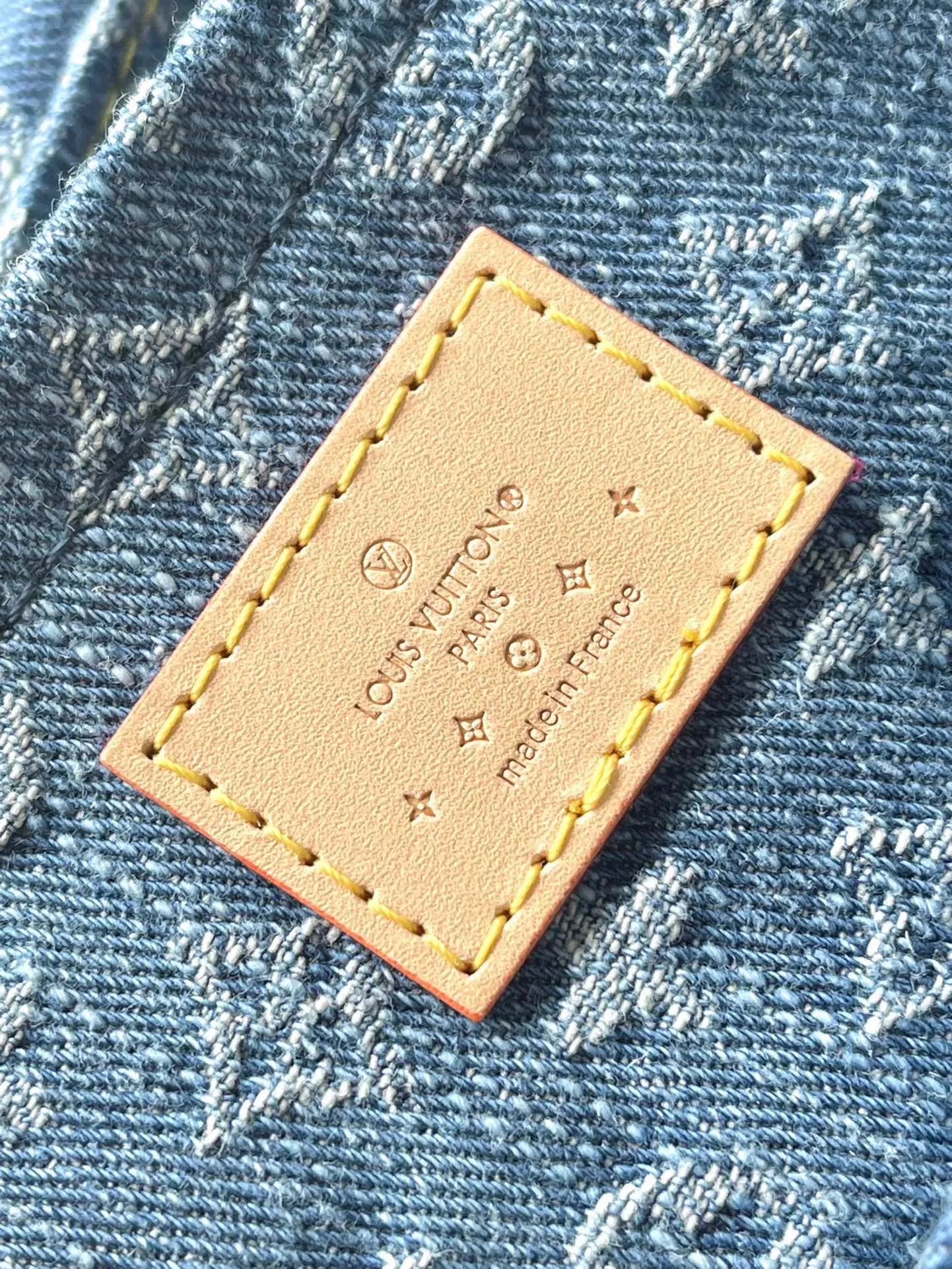 💰1000 top original order M46829 denim Sunset handbag focusing on Monogram Denim canvas. This material is made through multiple processes. The Monogram pattern is woven with cotton yarn certified by the Global Organic Textile Standard and then bleached. The finished product is sand-washed to create a unique look, and branded buckles add an eye-catching touch. Dimensions: 27 x 18 x 3 cm (length x height x width)