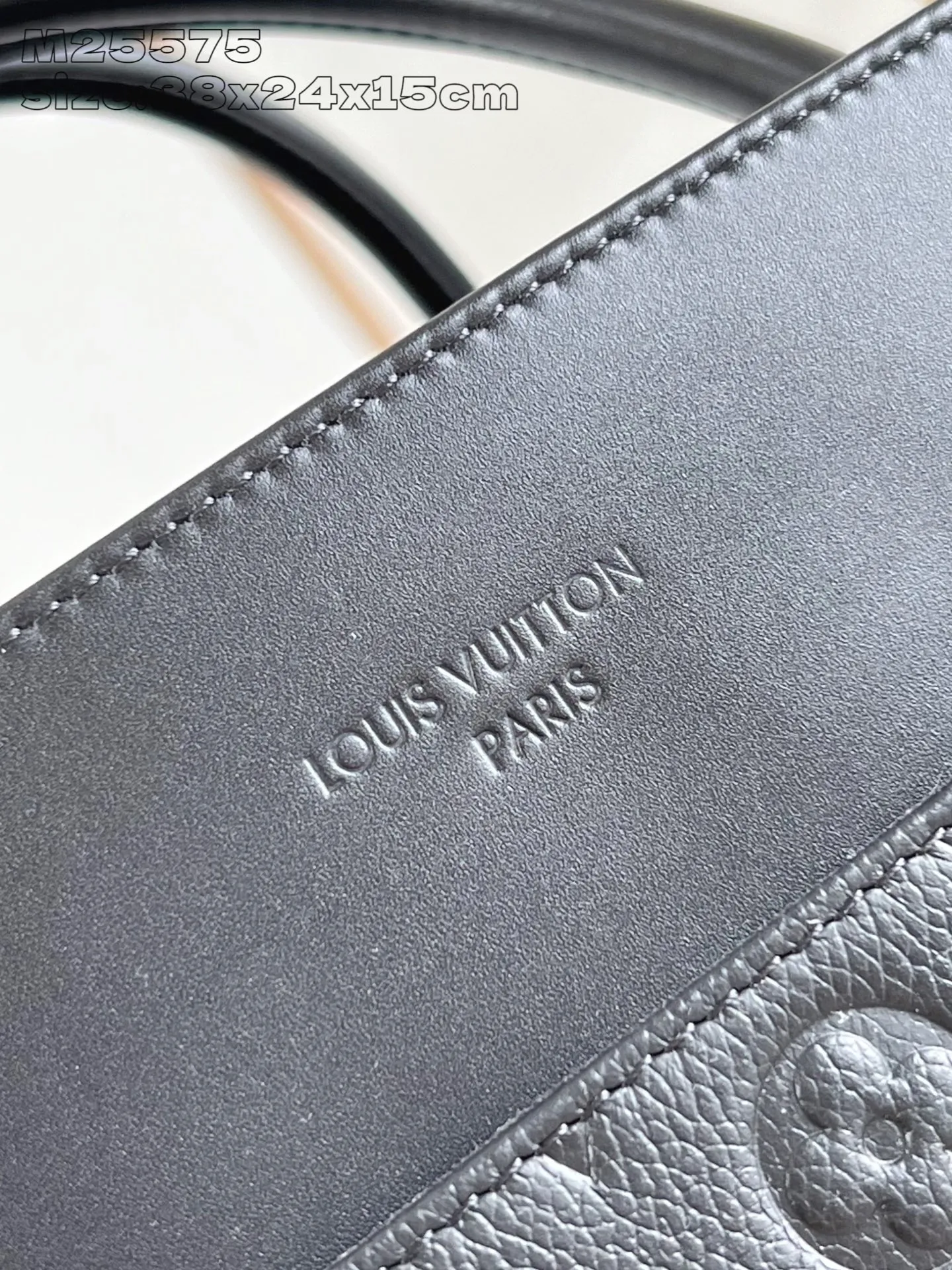 💰1180 (top layer leather) top original single M25575 black】Avenue MM is a modern alternative to the Grand Palais handbag. Suitable for busy city life, a design that transcends its time. Made of signature single-check leather. Naming choices and base fabric details highlight House’s outstanding craftsmanship. A spacious and practical piece that can accommodate A4-sized documents, a laptop, and various daily necessities. 38.5 x 24 x 15 cm (length x height x width)