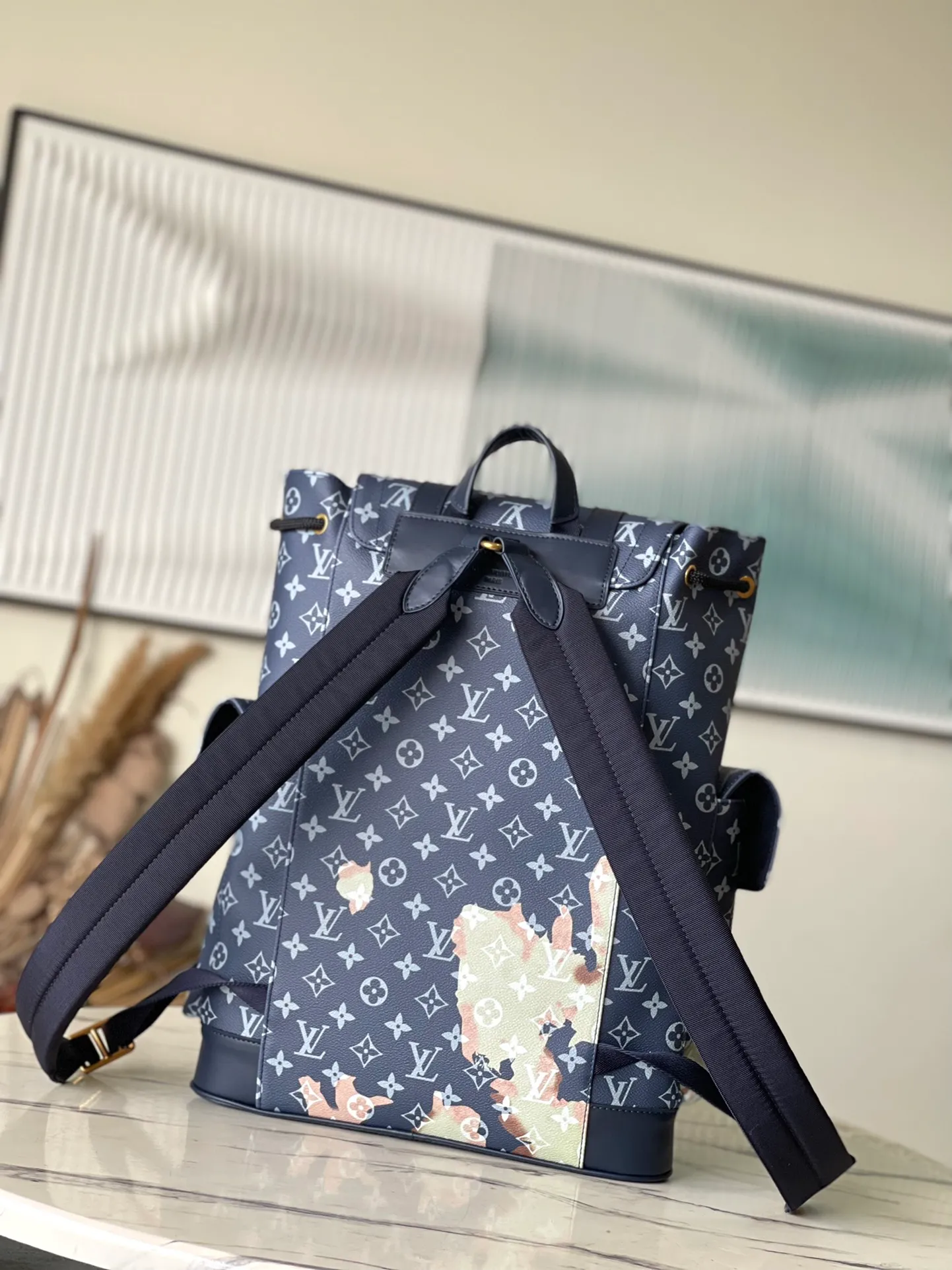💰1260 Top Original Order M46805 Blue Flower Backpack Mountaineering Bag Blue Flower Flame Christopher MM backpack is made of Monogram Macassar canvas with black cowhide leather decoration and saffron leather on the front. Color accents on the dark Monogram canvas breathe life into the design. Blue flower flame rose silk screen men's backpack backpack mountaineering bag! Inspired by backpacks, it has two bulky side pockets that close with drawstrings and press studs. Dimensions 38 x 44 x 21cm