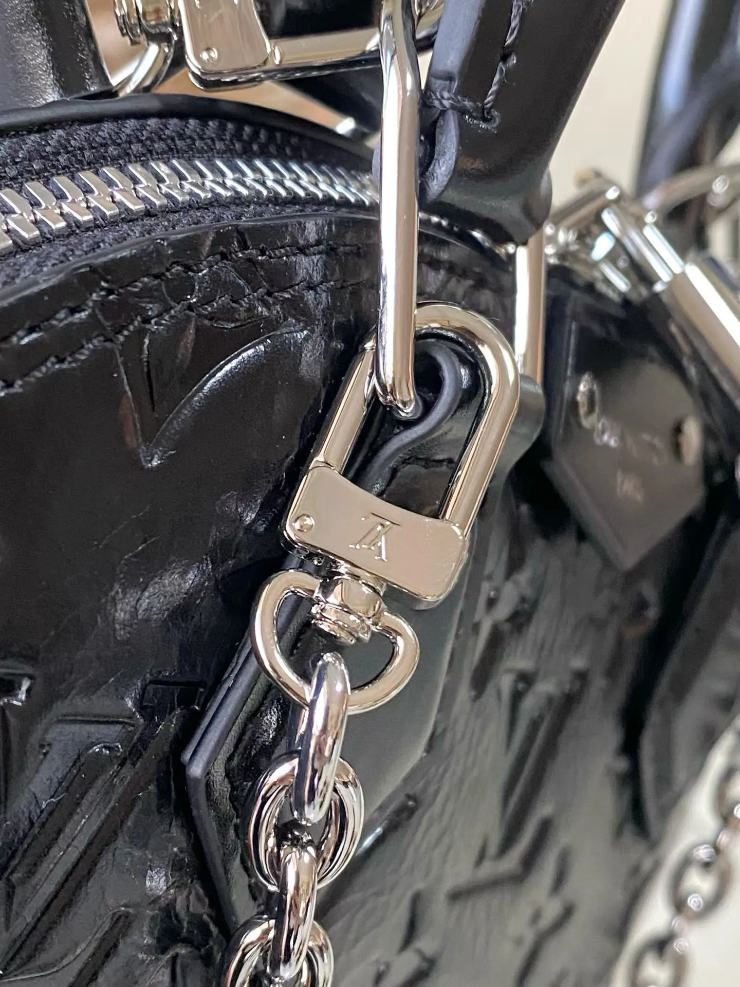 💰1140 (top layer leather) top original order M27812 This Alma BB handbag displays the brand’s Monogram Saga logo, exuding a retro atmosphere and rock style. It's made from cow leather and trimmed with cow leather, and has a chunky chain and signature S-lock that complements the metal corners. There are a variety of carrying methods, and the internal space can accommodate daily needs. Dimensions: 22 × 19 × 11 cm