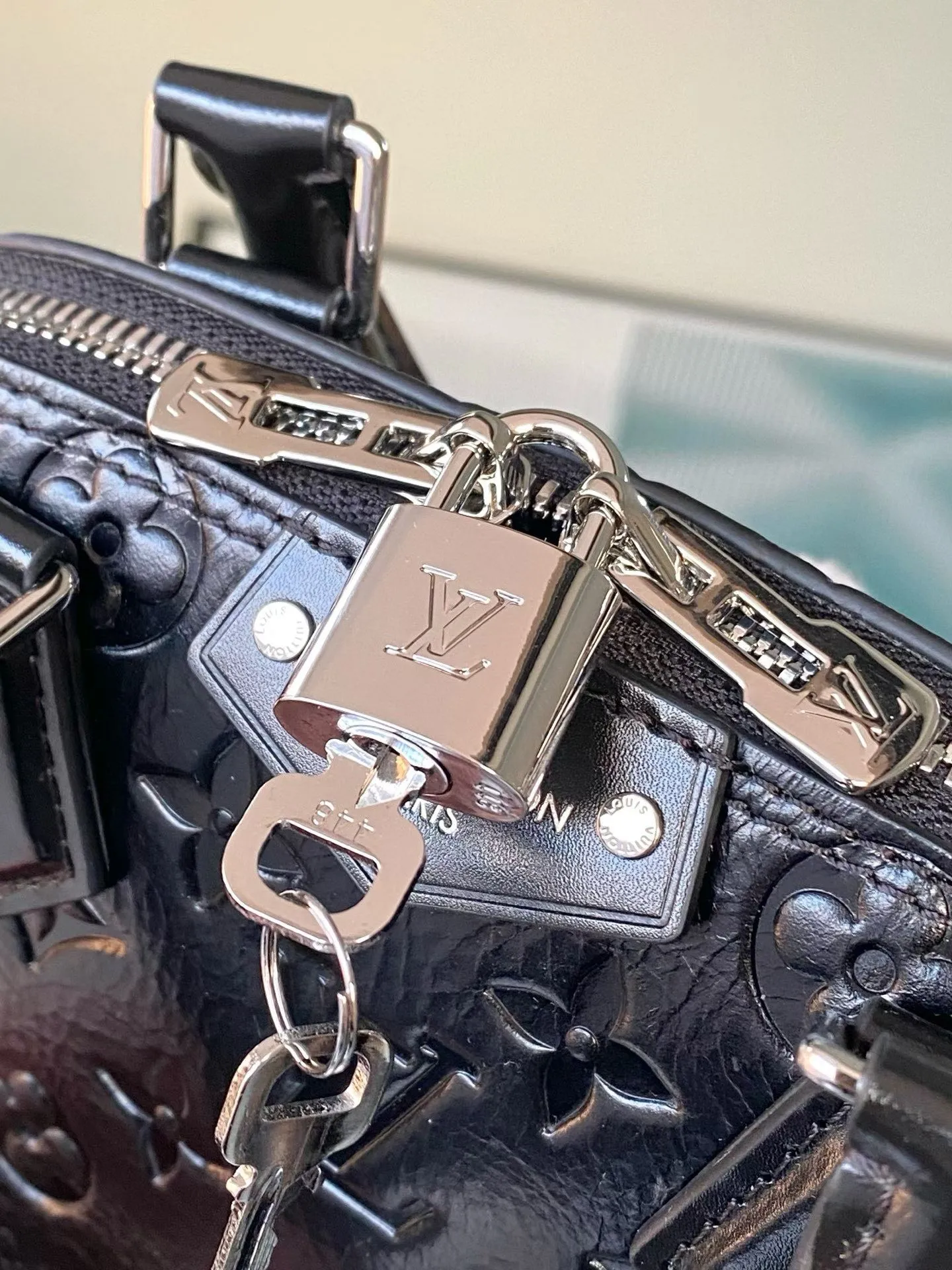 💰1140 (top layer leather) top original order M27812 This Alma BB handbag displays the brand’s Monogram Saga logo, exuding a retro atmosphere and rock style. It's made from cow leather and trimmed with cow leather, and has a chunky chain and signature S-lock that complements the metal corners. There are a variety of carrying methods, and the internal space can accommodate daily needs. Dimensions: 22 × 19 × 11 cm