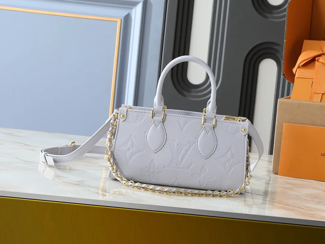 💰240💰Upgraded from the original M15192 M23640 M23698 M14213 M14236 M46653 This OnTheGo East West handbag is from the LV Milky Way series. It renders the iconic Monogram Empreinte leather in seasonal colors, complementing the shiny metal parts and detachable woven chain. The inner and outer compartments can store daily necessities in an orderly manner, and the compact size makes it easy to carry in a variety of ways. Dimensions: 25.0 x 13.0 x 10.0 cm (length x height x width)