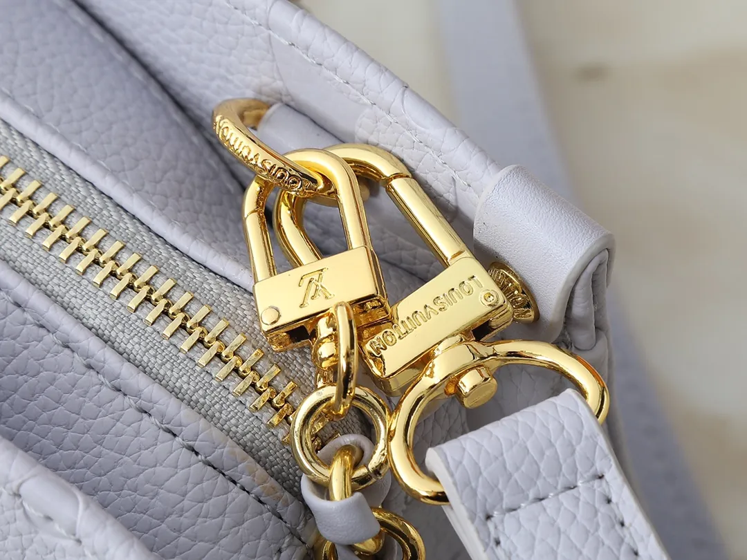 💰240💰Upgraded from the original M15192 M23640 M23698 M14213 M14236 M46653 This OnTheGo East West handbag is from the LV Milky Way series. It renders the iconic Monogram Empreinte leather in seasonal colors, complementing the shiny metal parts and detachable woven chain. The inner and outer compartments can store daily necessities in an orderly manner, and the compact size makes it easy to carry in a variety of ways. Dimensions: 25.0 x 13.0 x 10.0 cm (length x height x width)