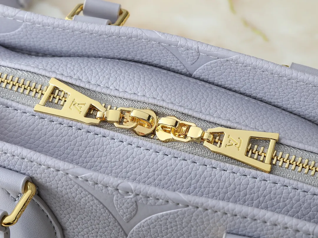 💰240💰Upgraded from the original M15192 M23640 M23698 M14213 M14236 M46653 This OnTheGo East West handbag is from the LV Milky Way series. It renders the iconic Monogram Empreinte leather in seasonal colors, complementing the shiny metal parts and detachable woven chain. The inner and outer compartments can store daily necessities in an orderly manner, and the compact size makes it easy to carry in a variety of ways. Dimensions: 25.0 x 13.0 x 10.0 cm (length x height x width)