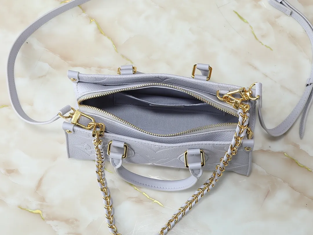 💰240💰Upgraded from the original M15192 M23640 M23698 M14213 M14236 M46653 This OnTheGo East West handbag is from the LV Milky Way series. It renders the iconic Monogram Empreinte leather in seasonal colors, complementing the shiny metal parts and detachable woven chain. The inner and outer compartments can store daily necessities in an orderly manner, and the compact size makes it easy to carry in a variety of ways. Dimensions: 25.0 x 13.0 x 10.0 cm (length x height x width)